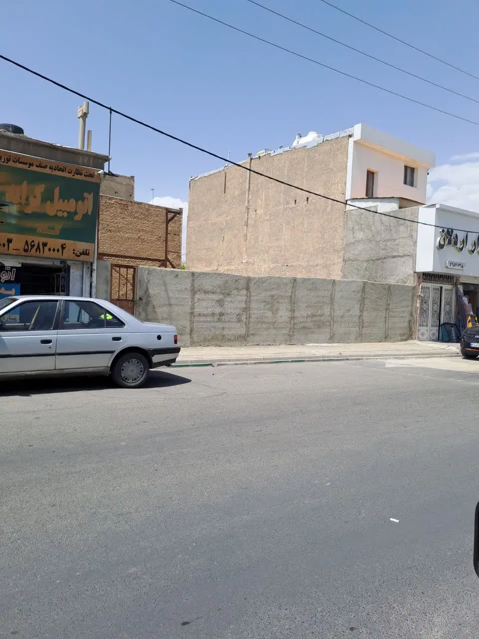 زمین بر خیابان سر سه راه ابریشمی الهیه(اسلامشهر)