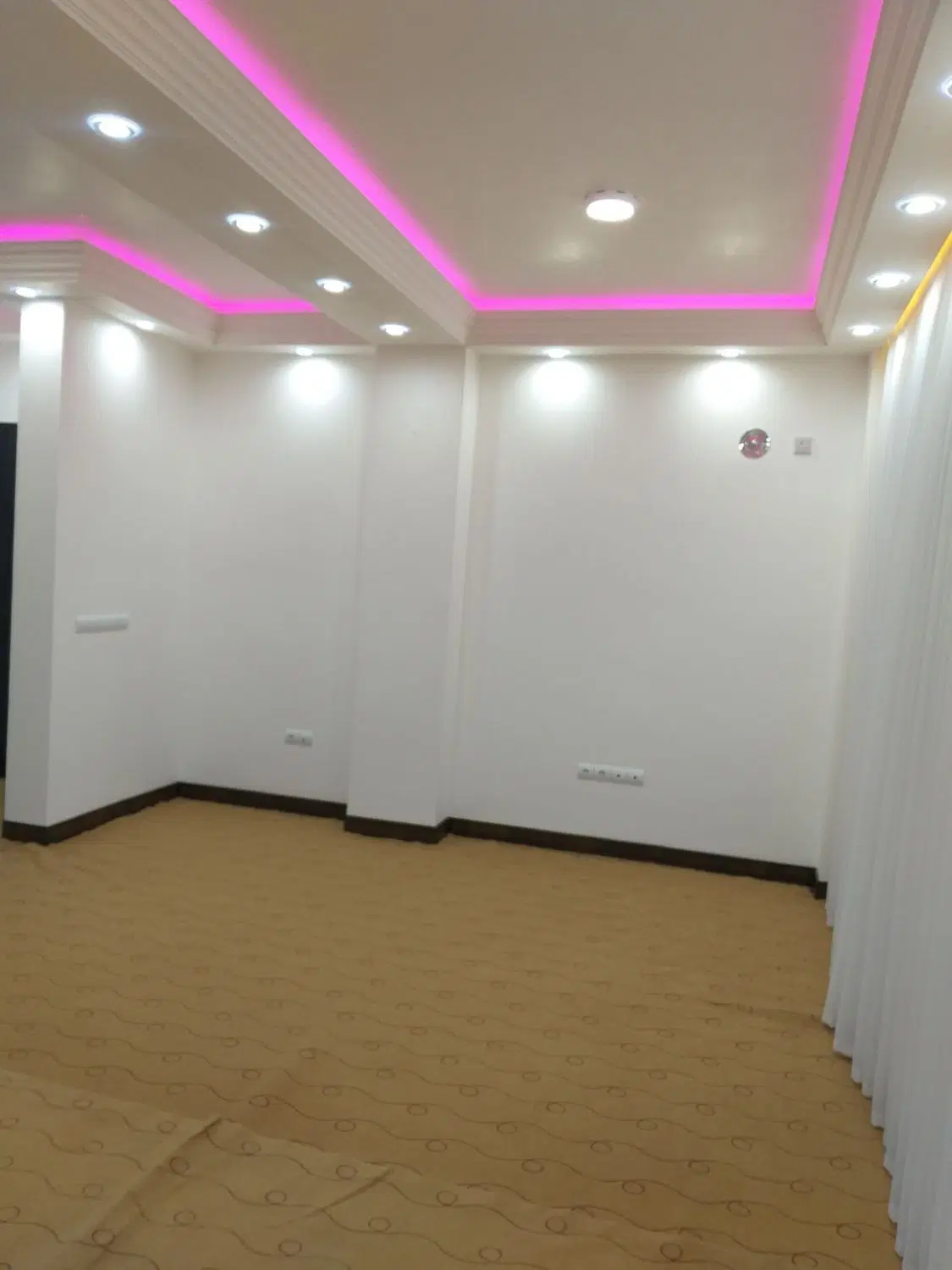 آپارتمان ۸۵ مسکن مهر  - (جنب استخر سرپوشیده)