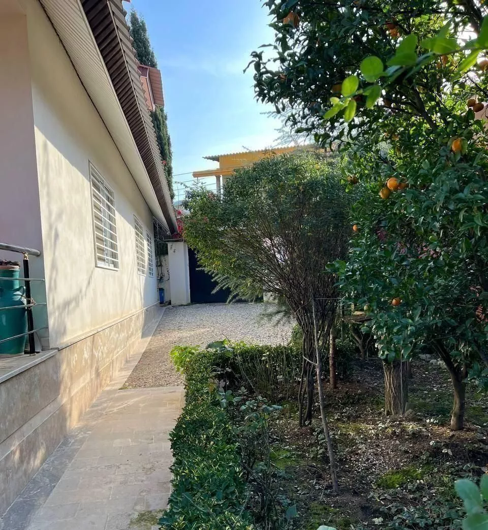 ۸۰۰ مترمربع باغ با ۳ ویلای مجزا سند ششدانگ