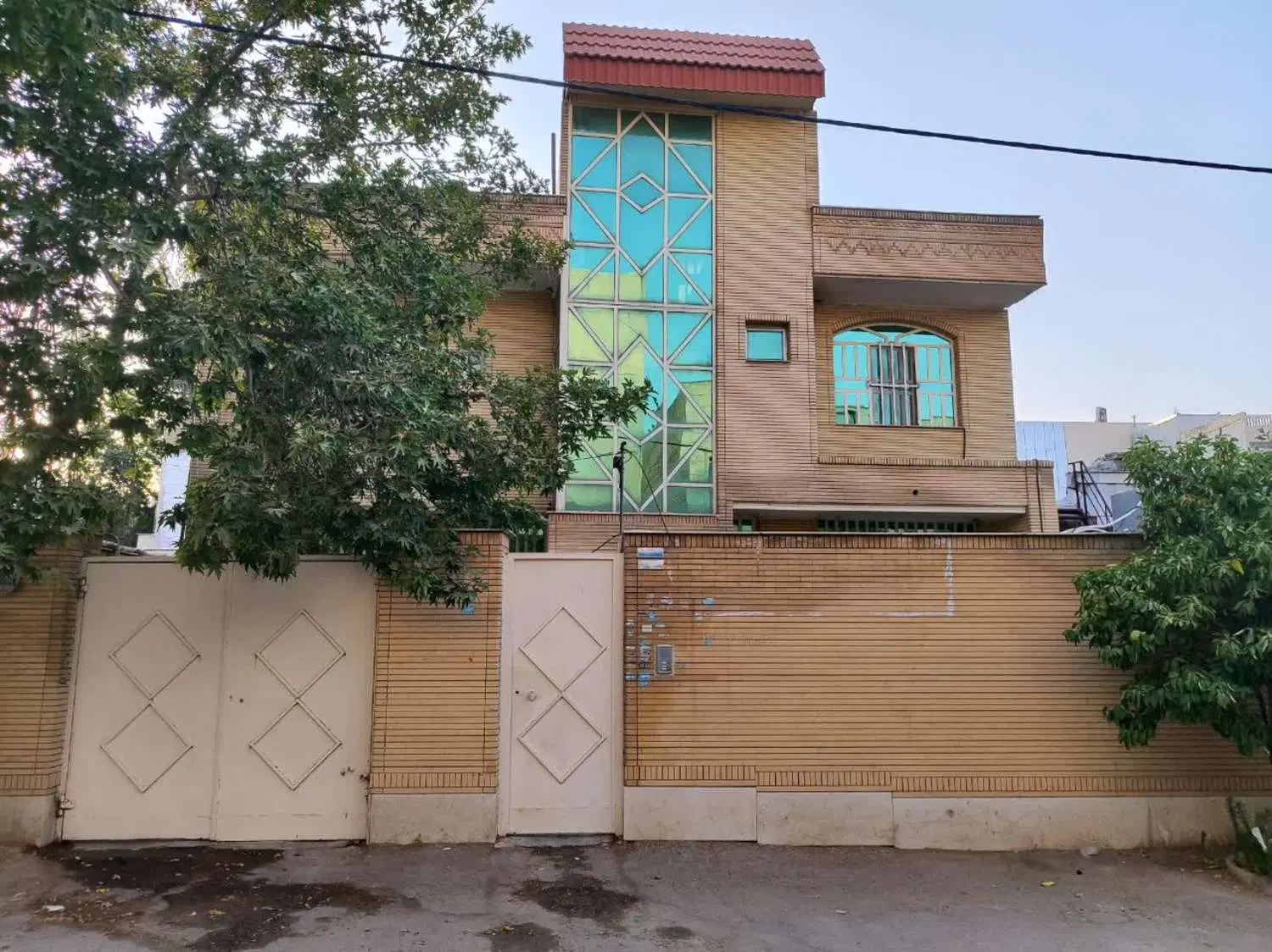 طبقه همکف از یک منزل دو طبقه