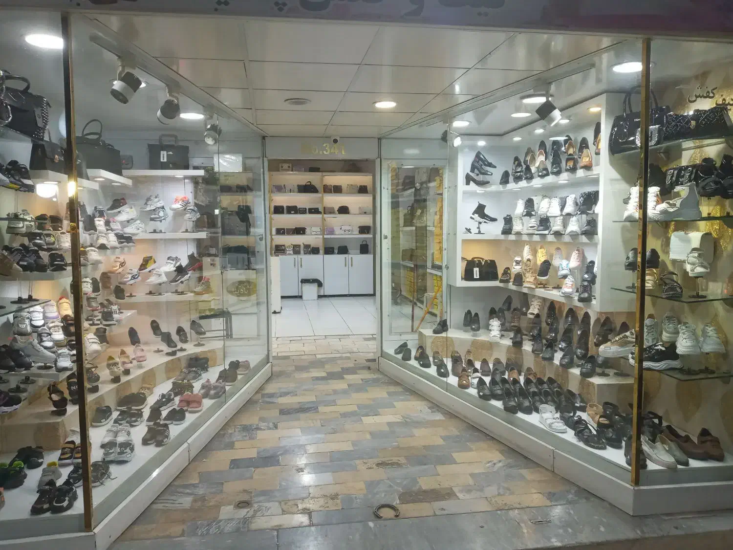 واگذاری مغازه کفش فروشی با لوازم