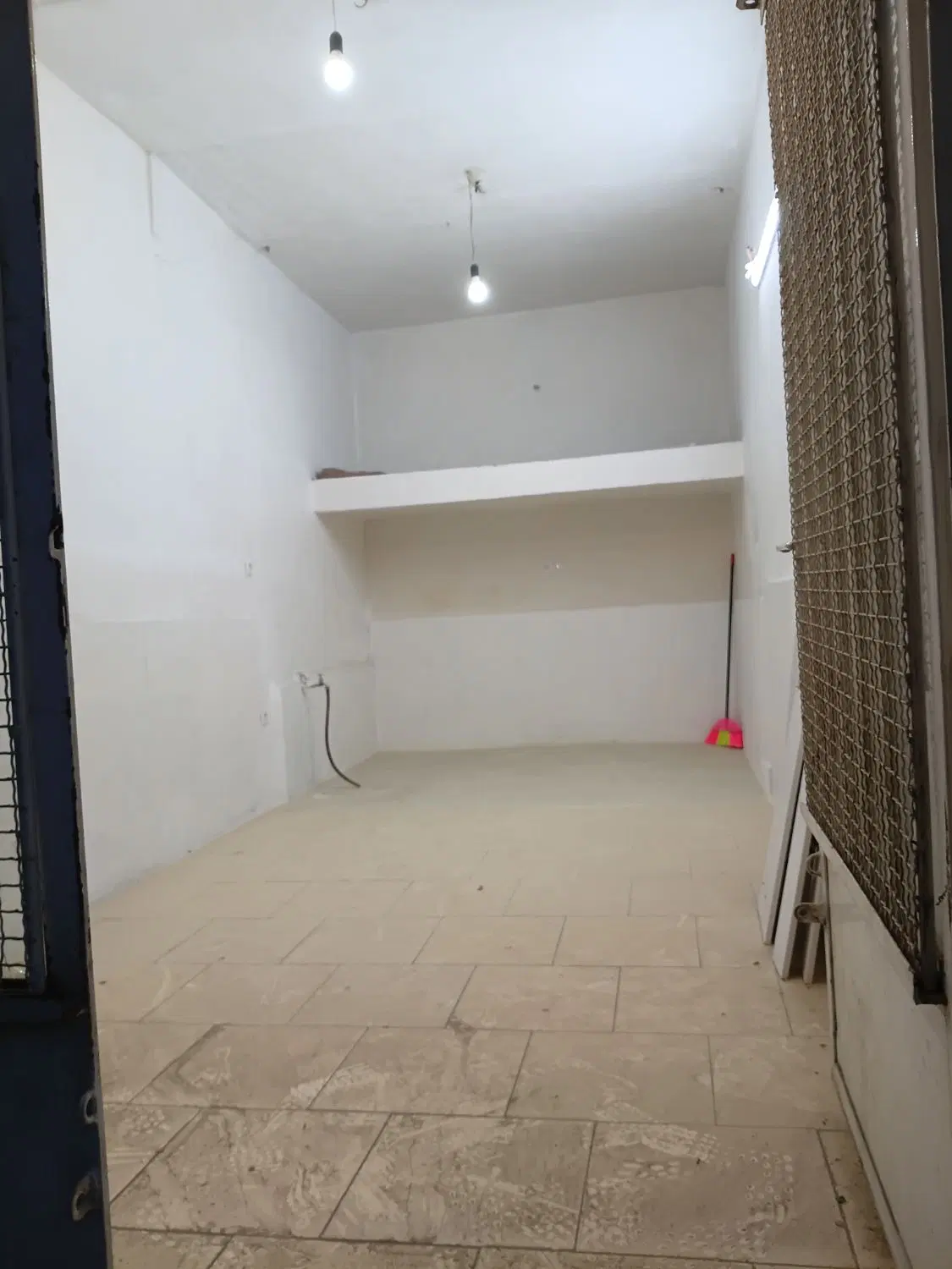 مغازه تجاری  17 متری با مدارک معتبر