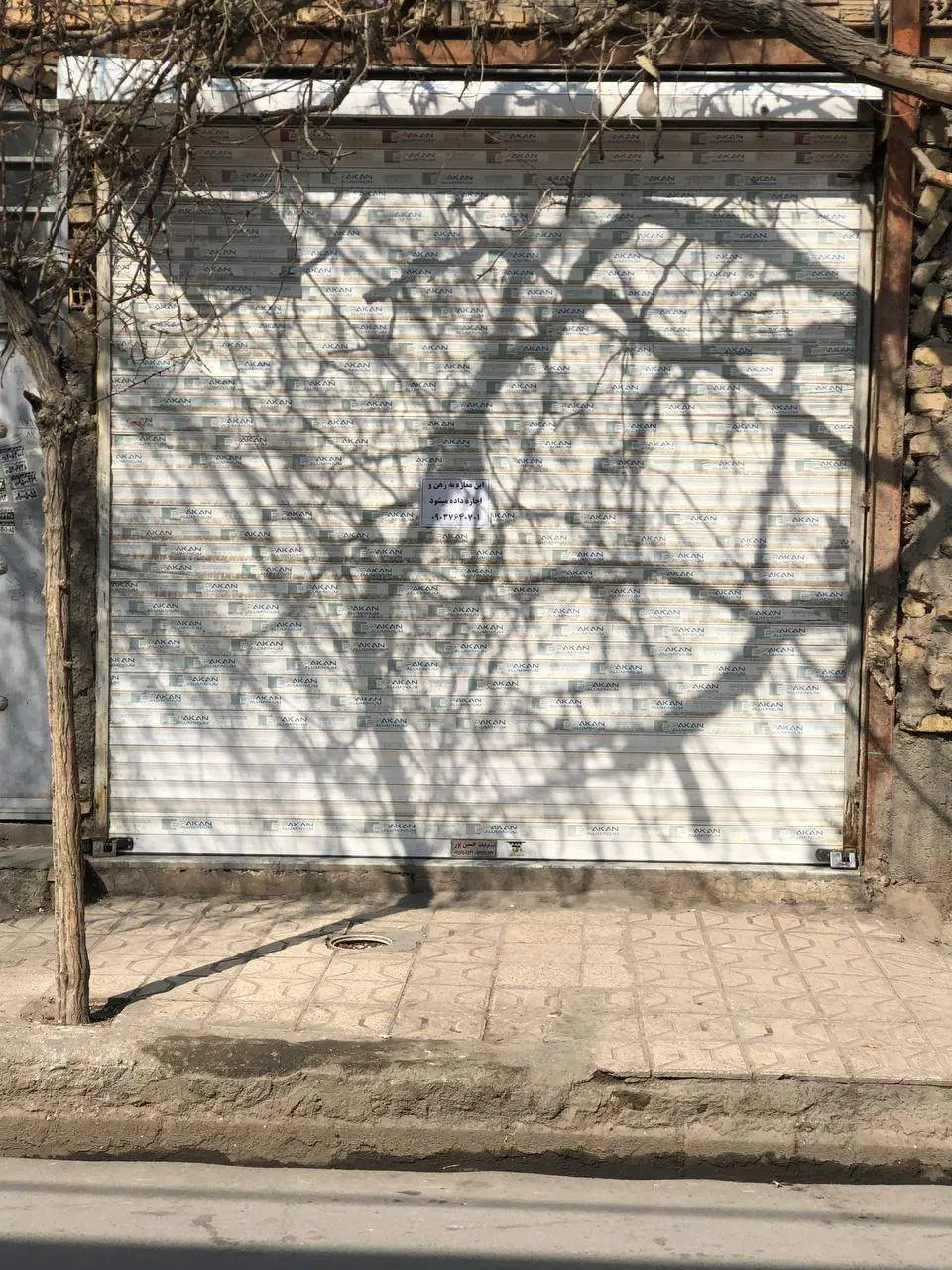 خانه و مغازه اخر شلوغ بازار