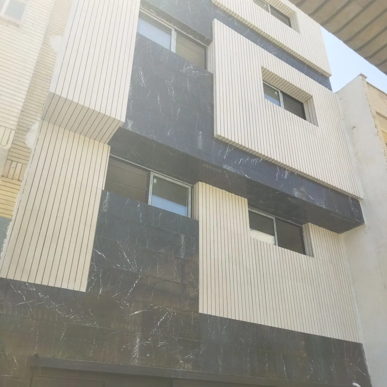 فروش یک ساختمان سه طبقه در حکیم نظامی