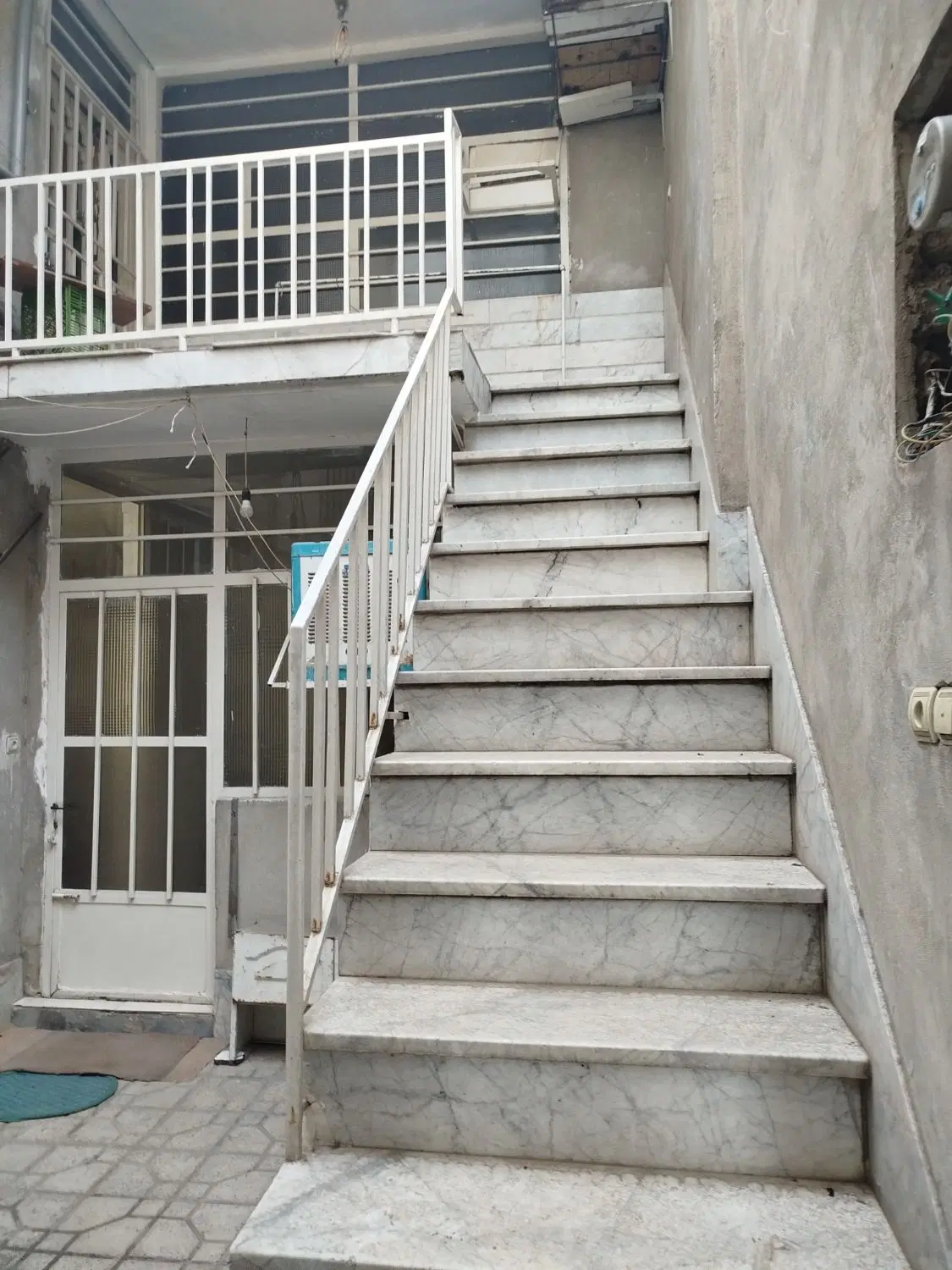 اجازه منزل ویلایی طبقه دوم دربست