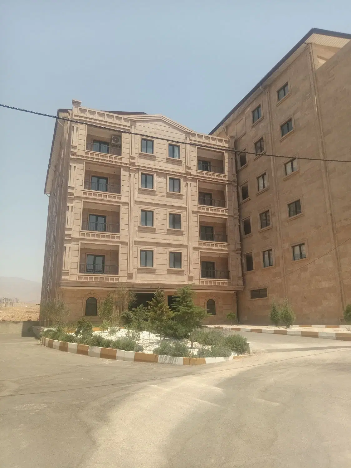 واحد ۱۰۵متری نما سنگ  لوکیشن عالی