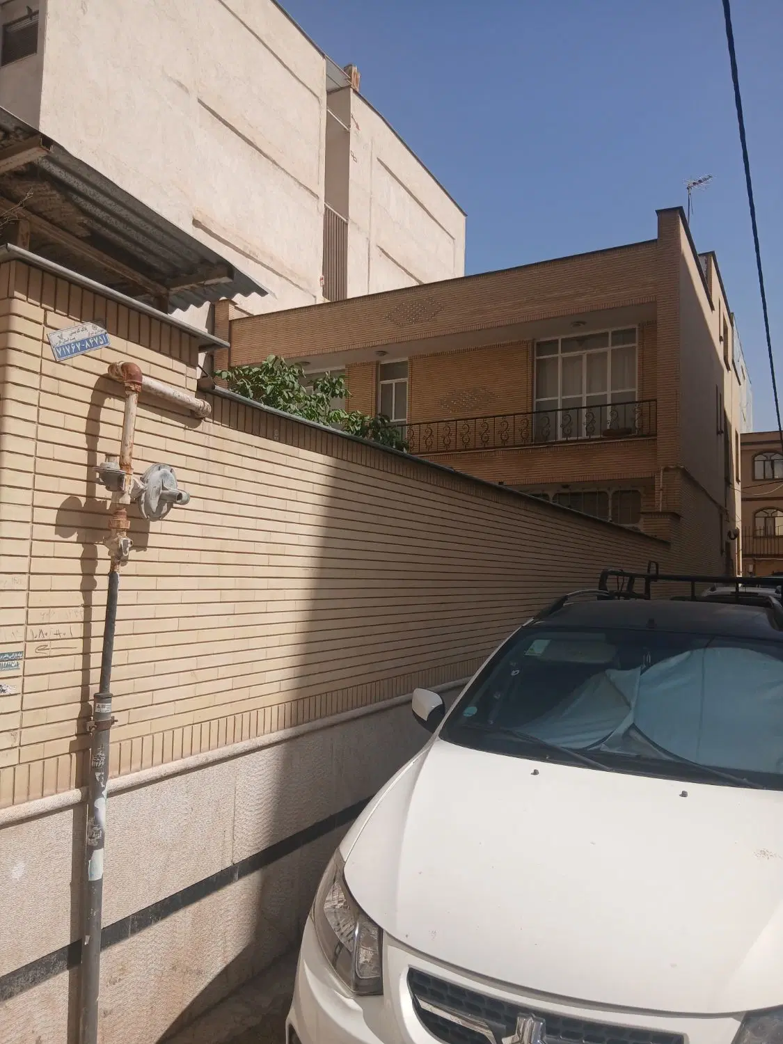 ملک کلنگی اما سر پا قابل سکونت