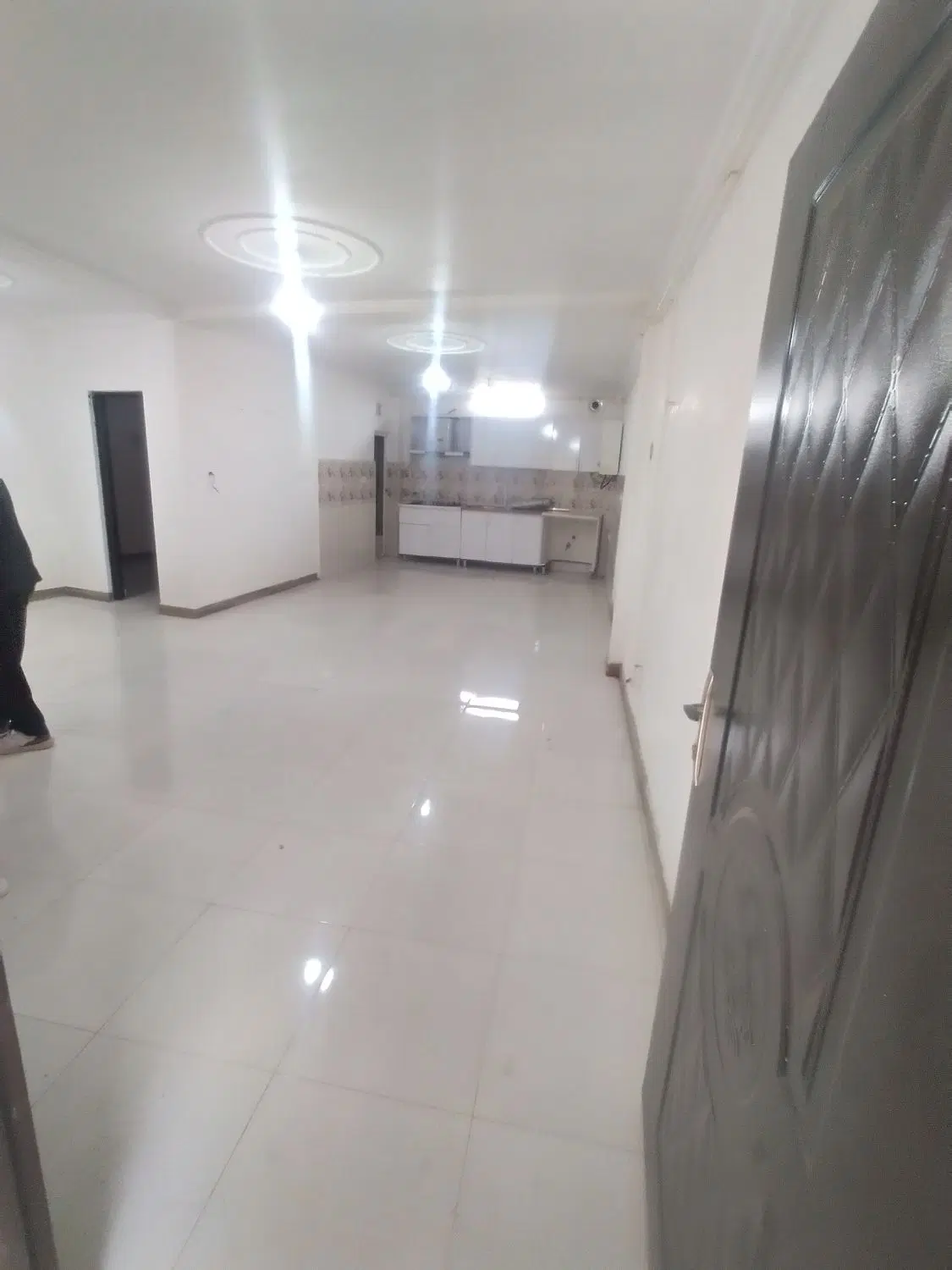 سوئیت 98متر 2خواب. پارکینگ بزرگ .املاک طلوع