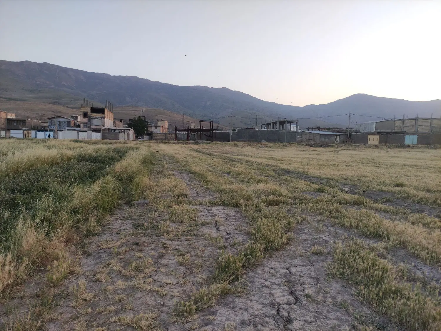 زمین چغابدار زیر کانال آب
