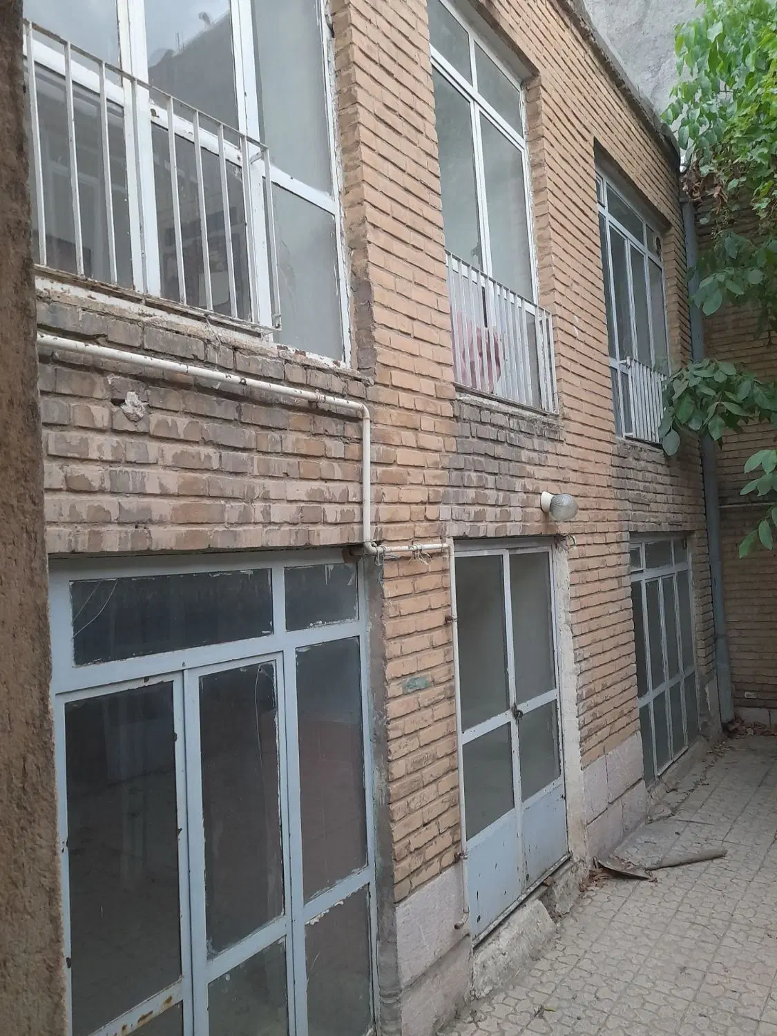 فروش ویلایی ۱۸۰ متری بلوار ۲۸ دی با دو دهنه مغازه