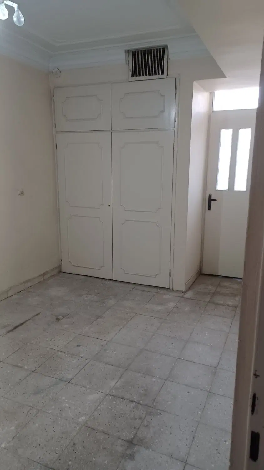 واحد ۵۲ متری،دارای پارکینگ،دو جای پارک ماشین