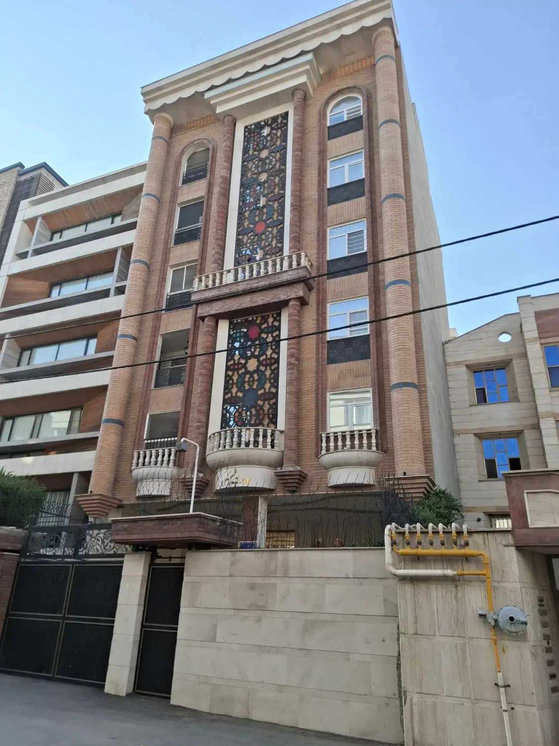 مغازه فروشی بر ملک