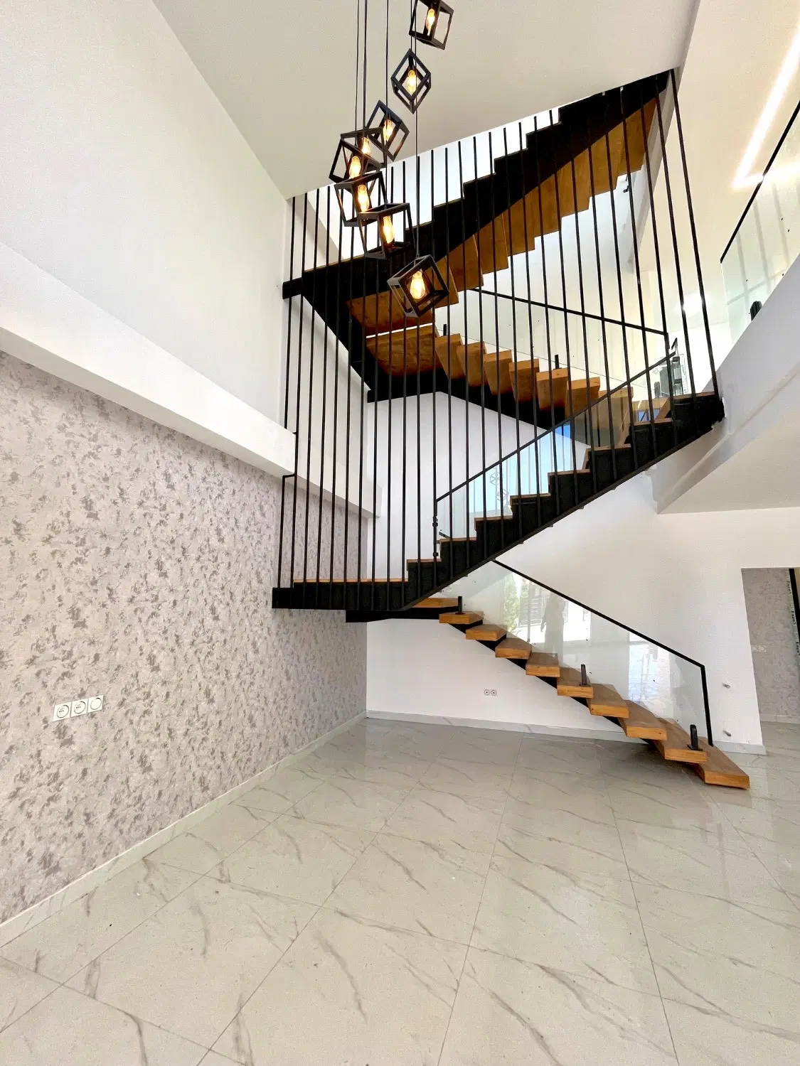 عمارت پنج خوابه سعادت آباد چسب جنگل ۷۰۰ متر