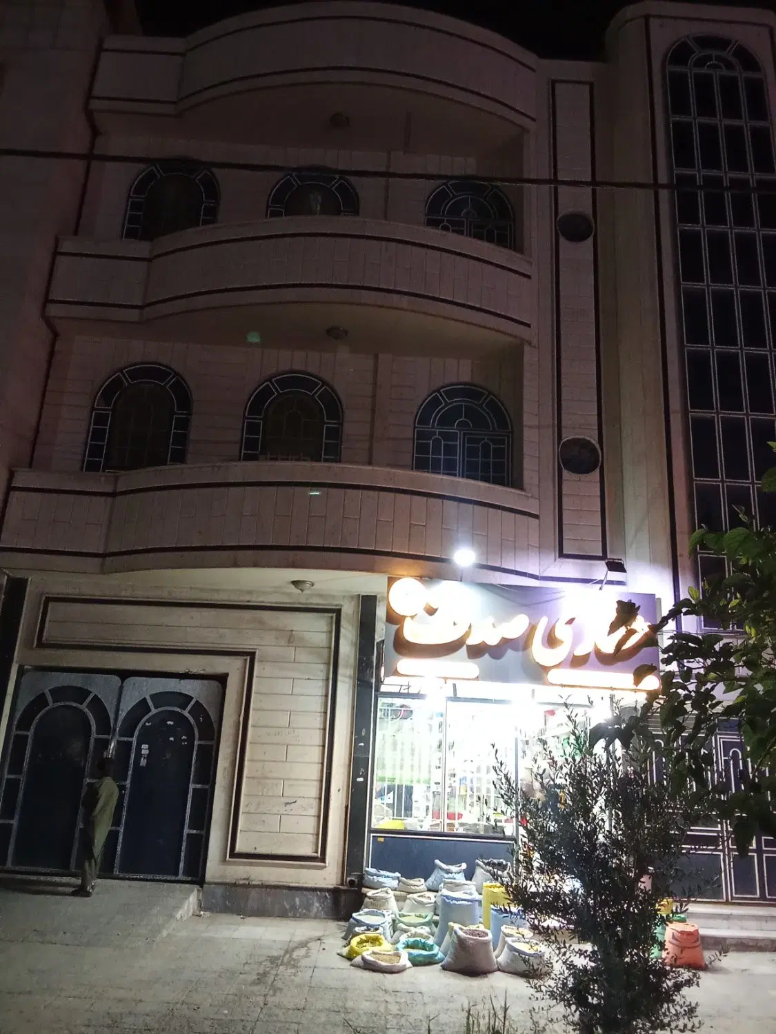 ملک تجاری مسکونی تقاطع ازادگان و مزاری