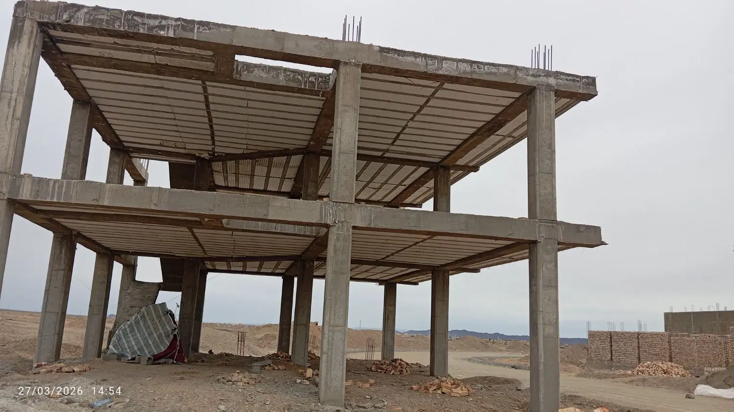 خانه ویلایی نیمه کاره مسکن ملی بر خیابان 20متری