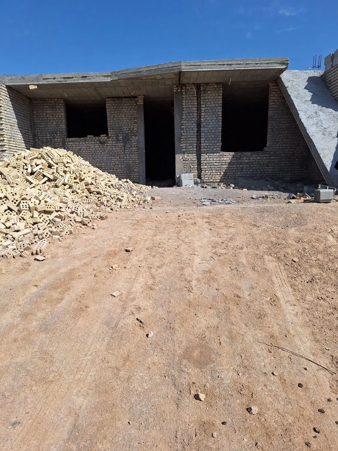 خانه نیمه کاره درشهرک طالقانی