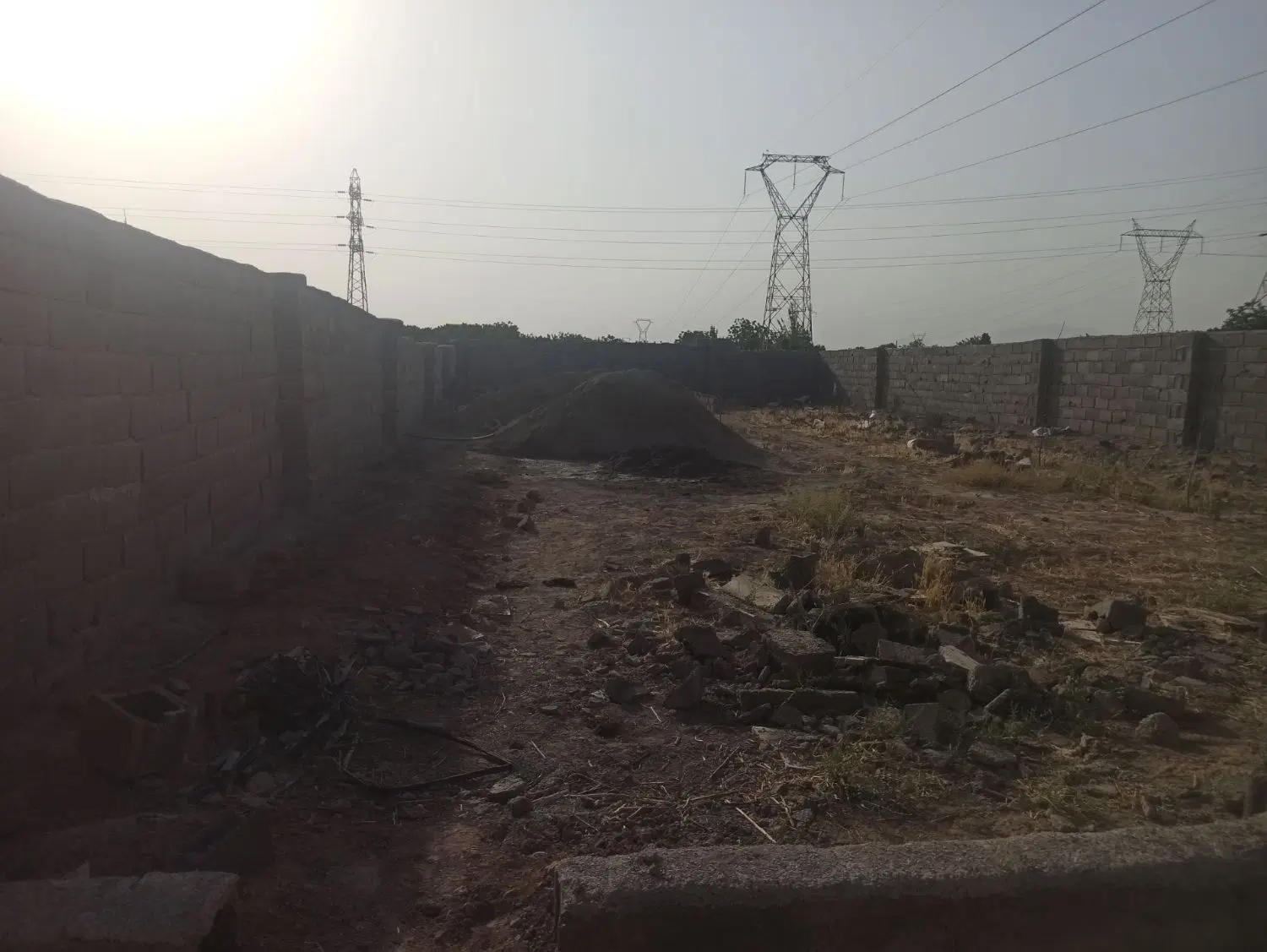زمین چهار دیواری 400متری