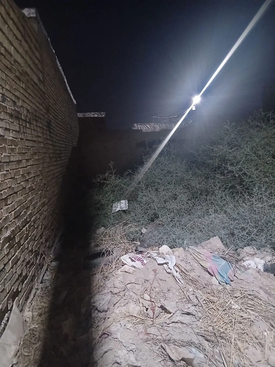 یک قطعه زمین بین مدن ۷ و ۸ سر کوچه