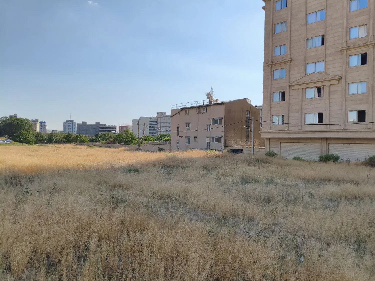 یک قطعه دویست متری زمین برای ساخت