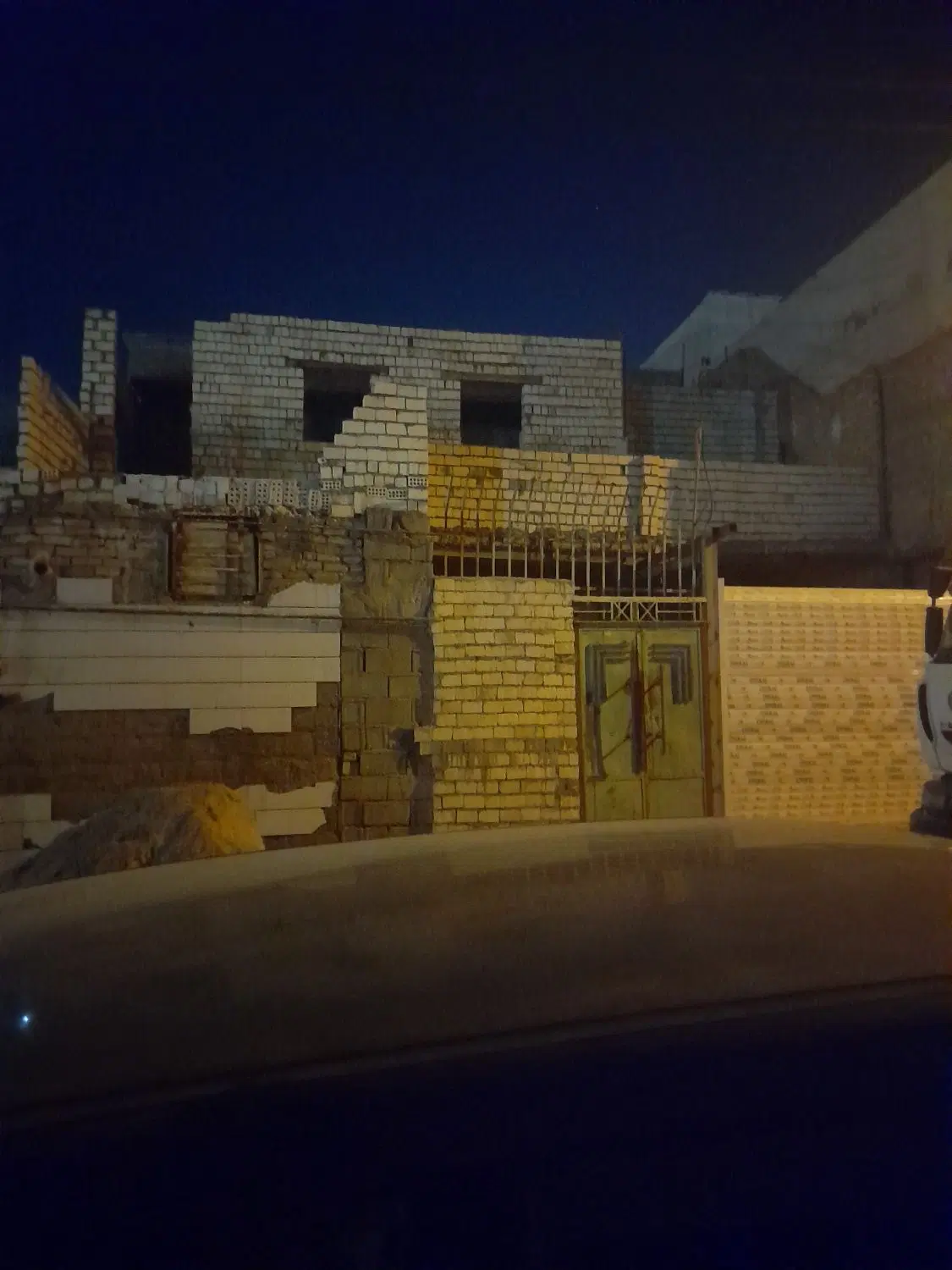 خانه در بهمن ۱۶ سمت بیست متری وسایلی