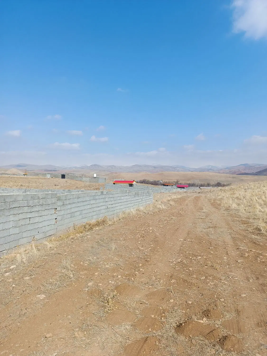 زمین کنار قطعات ویلای در زین آباد