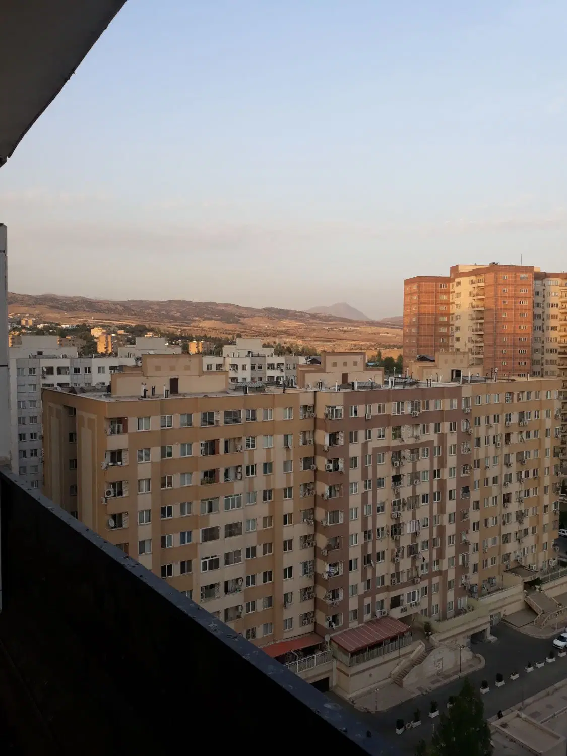 فاز ۴ شمالی دو خواب با پارکینگ و انباری