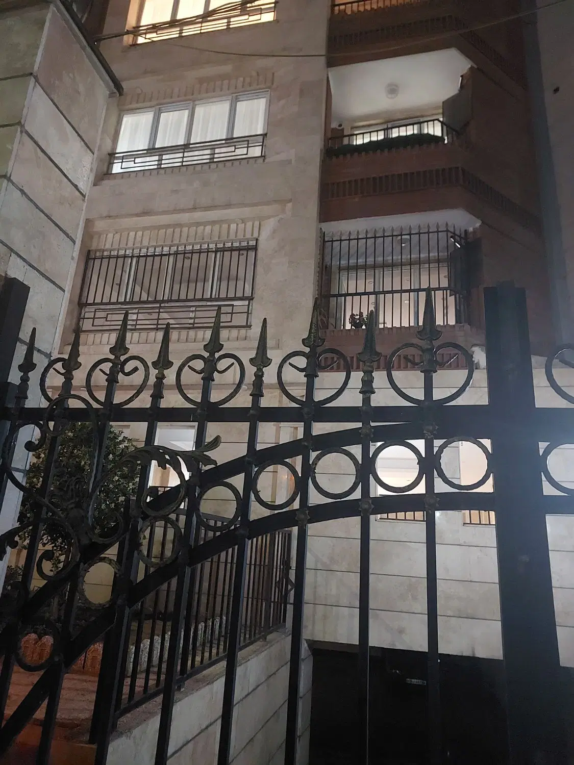 ۱۲۶متر ۵ساله ۲پارکینگ سندی بدون مشرف غرق نور