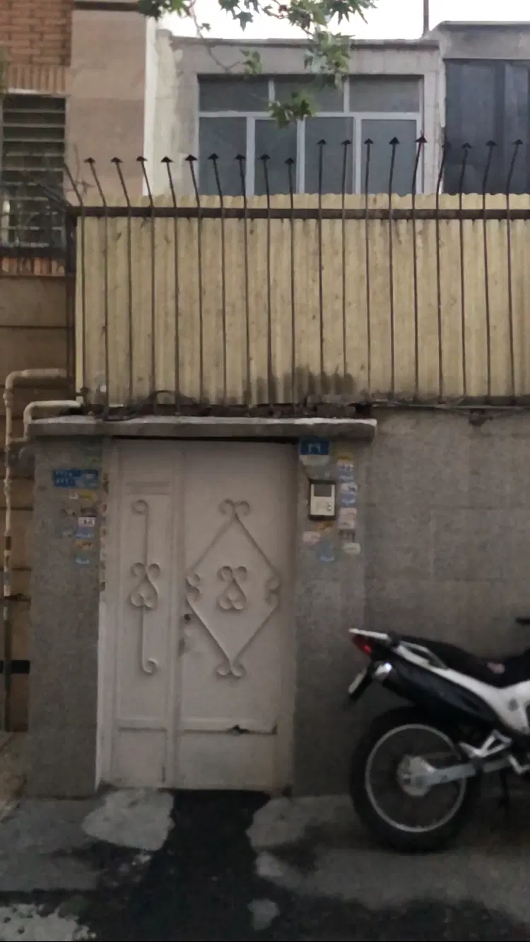 ۴۲ متر کلنگی در دو طبقه بازسازی شده شیک