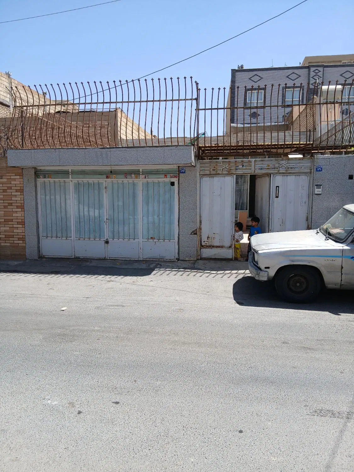 خانه ویلایی ۱۸۵ متری دارای دو خواب و یک باب مغازه