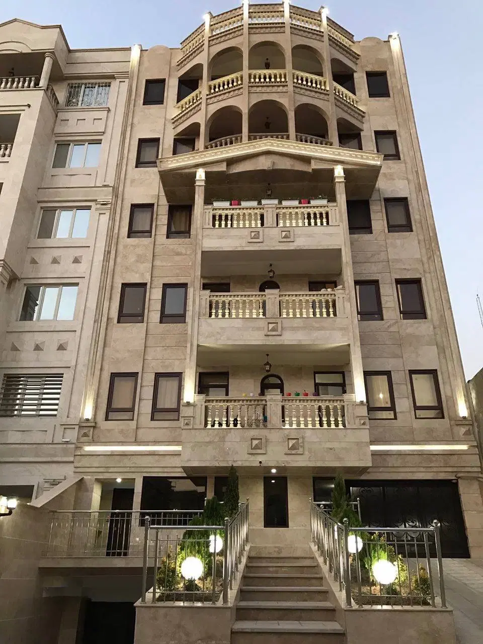 ۱۷۰ متر_ فاز۲ _ شمالی حیاط طبقه ۴_ ۲ پارکینگه_لابی