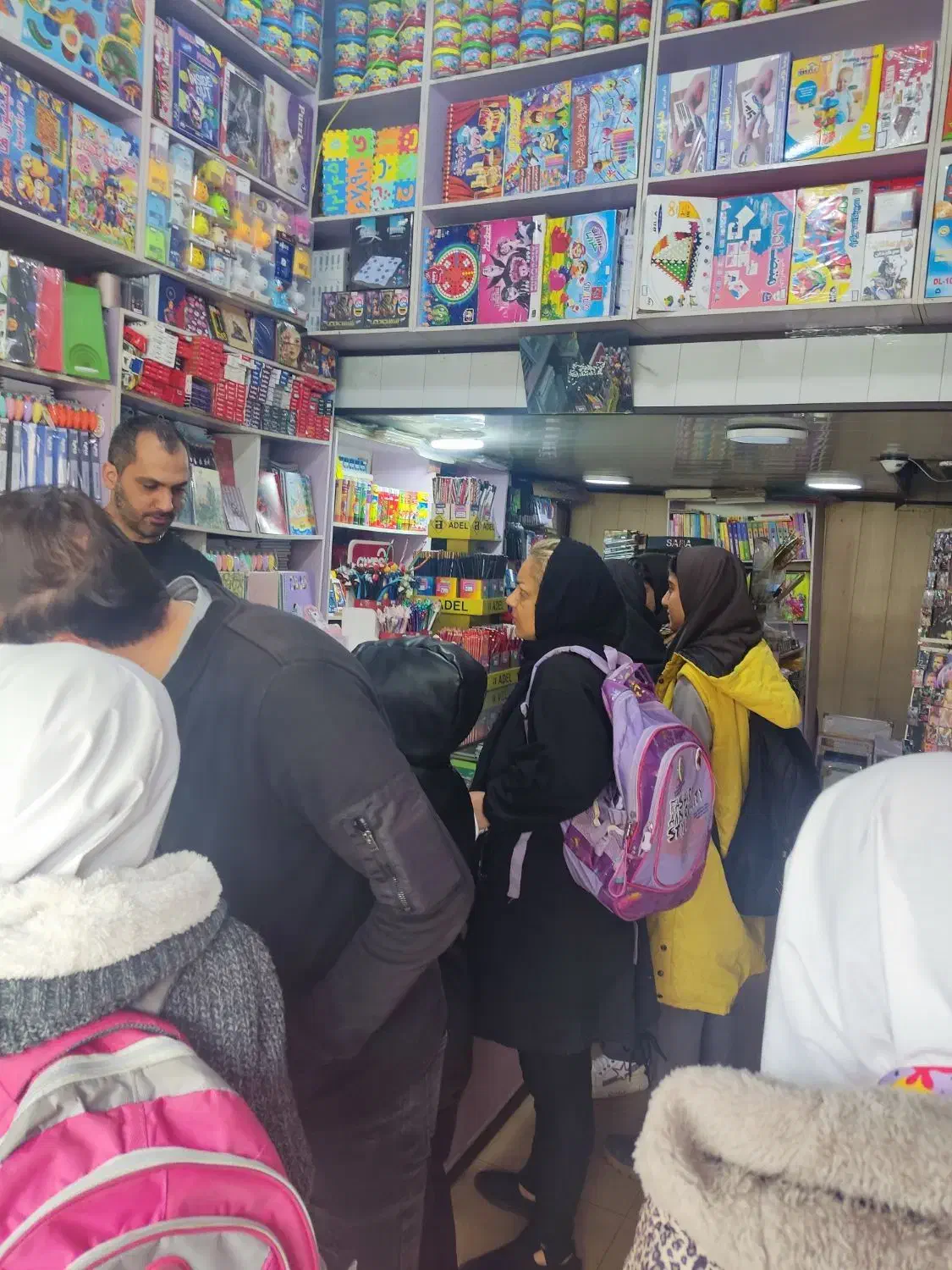 لوازم التحریر روبرو و کنار پنج مدرسه