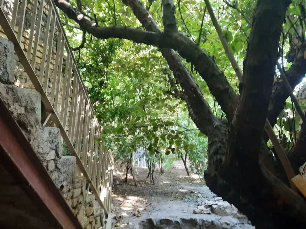 خانه باغ در روستای سنجگان