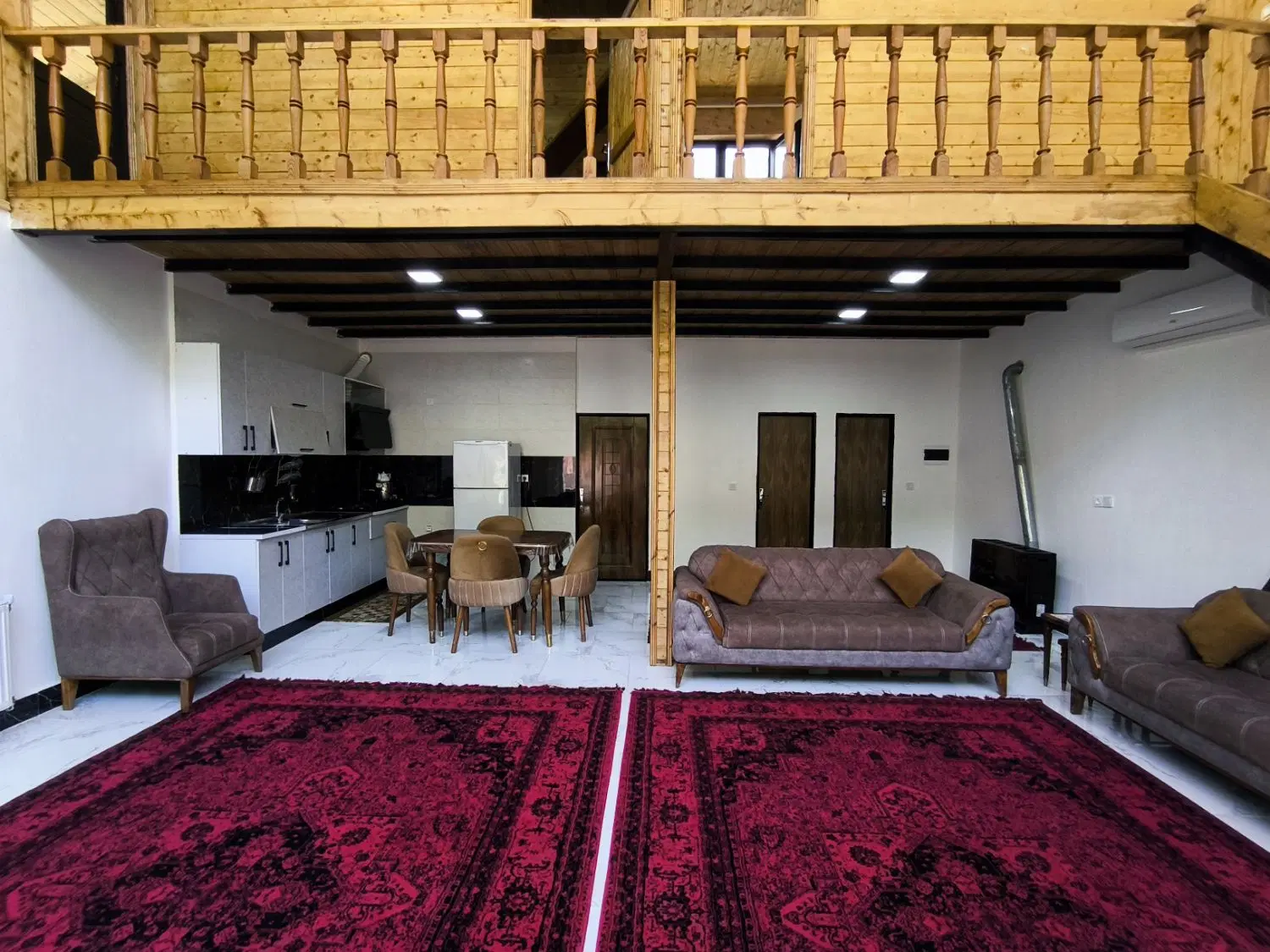 کلبه چوبی مدرن ماه عسل جنگلی کنار رودخونه