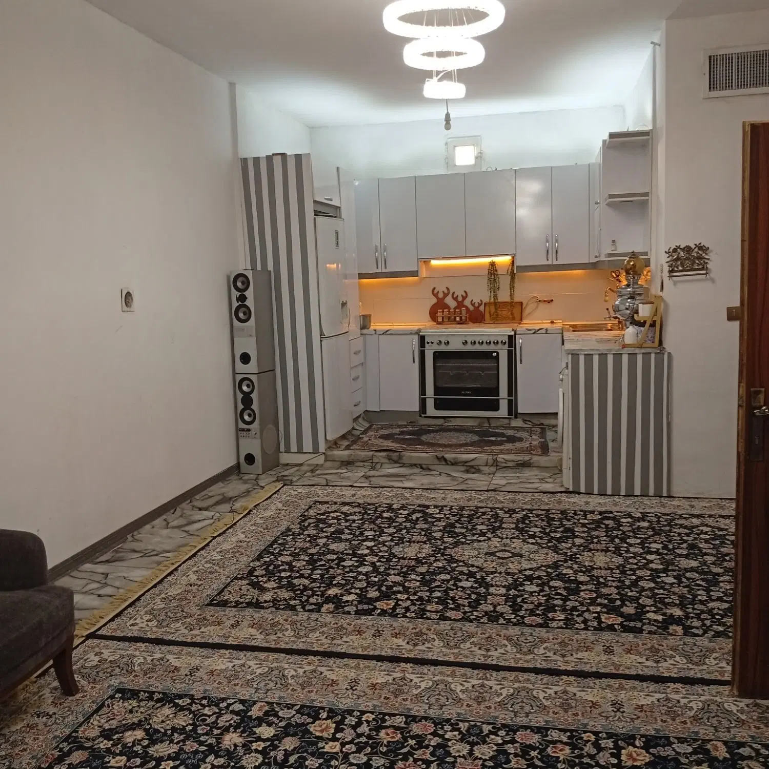 ساختمان سه طبقه 650متریکجا