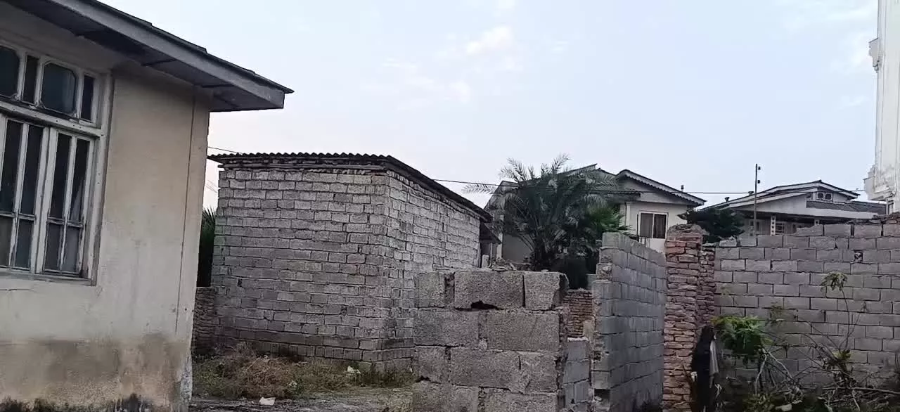 ۹۷۵مترزمین باسندسبزوبنای کلنگی چسبیده به شهر