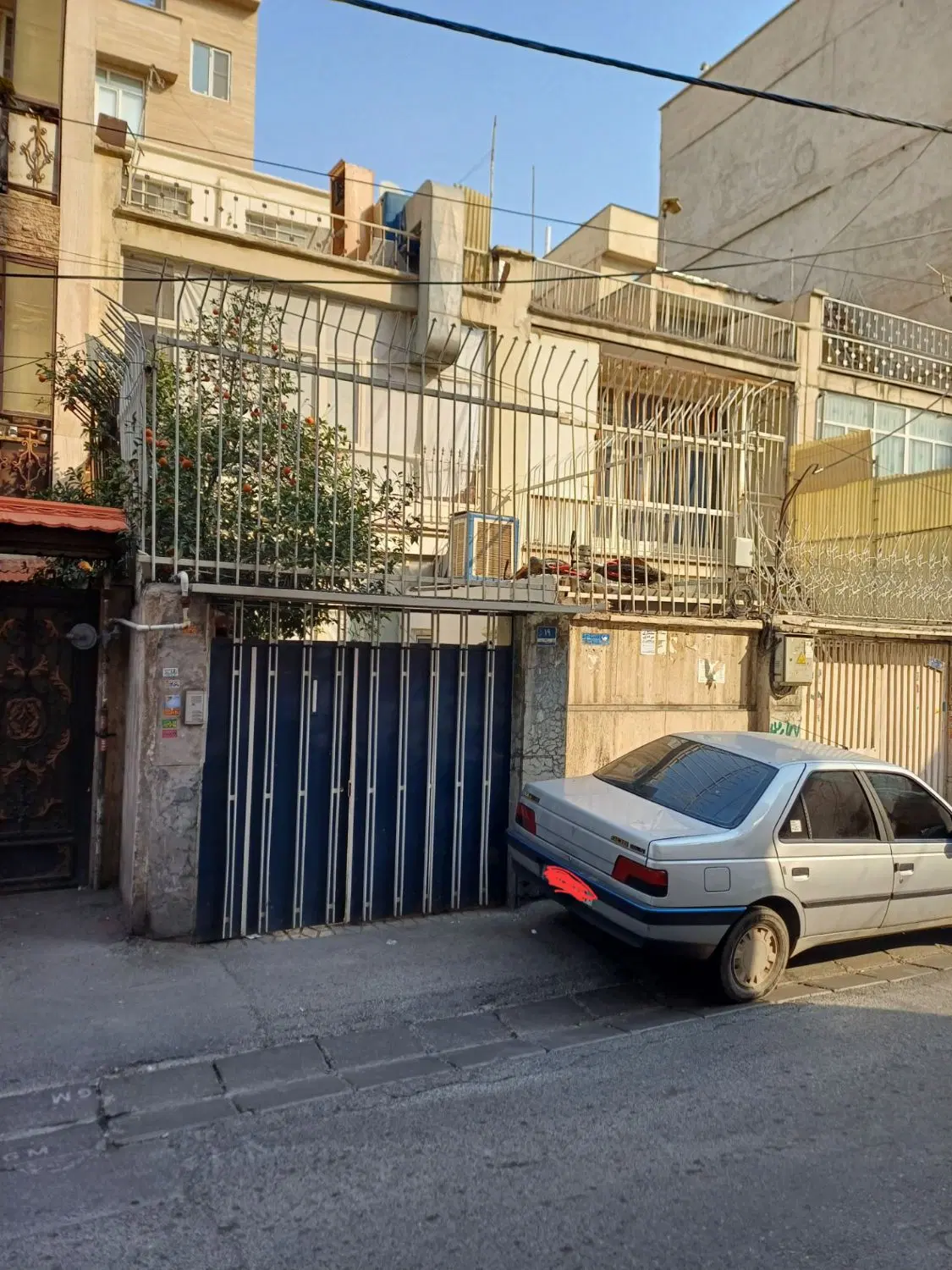 فروش ملک حیاط‌دار دوطبقه  نیم در نامجو کوچه اقبالی