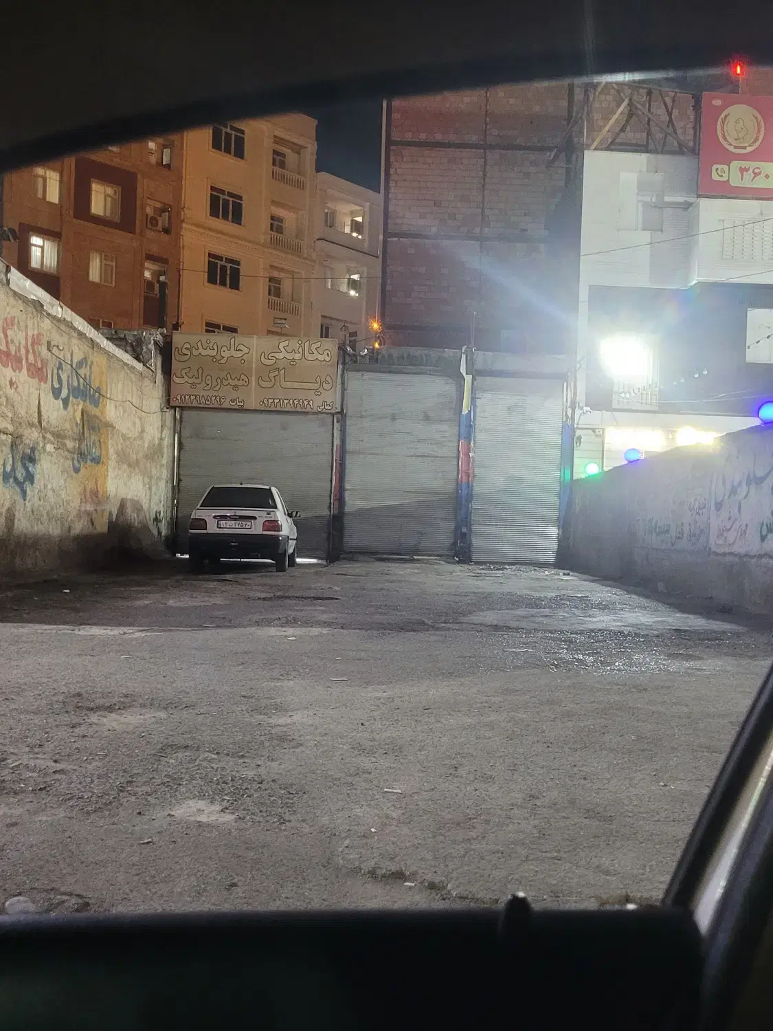 مغازه بر اتوبان