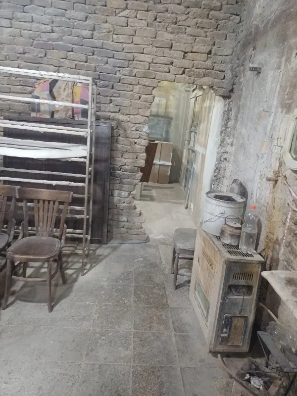 دو دربند مغازه در ویرانی