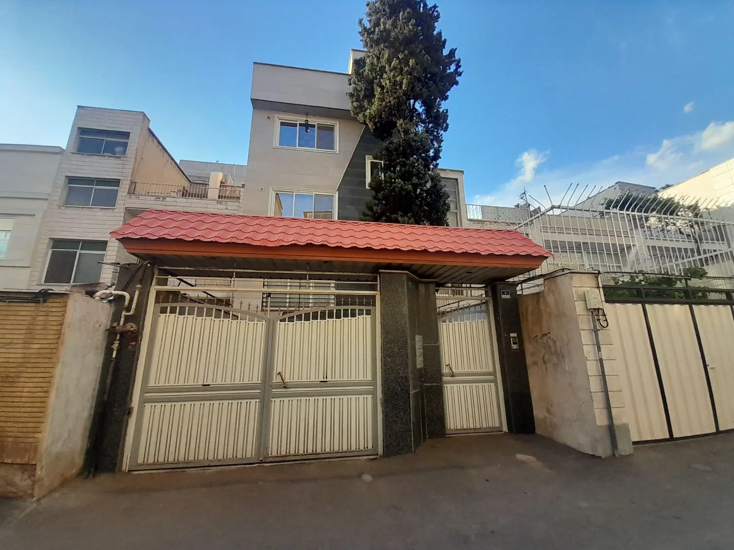 نبردشمالی۱۳۰متر۳طبقه بنای آپارتمانی۳پارکینگ۳انباری