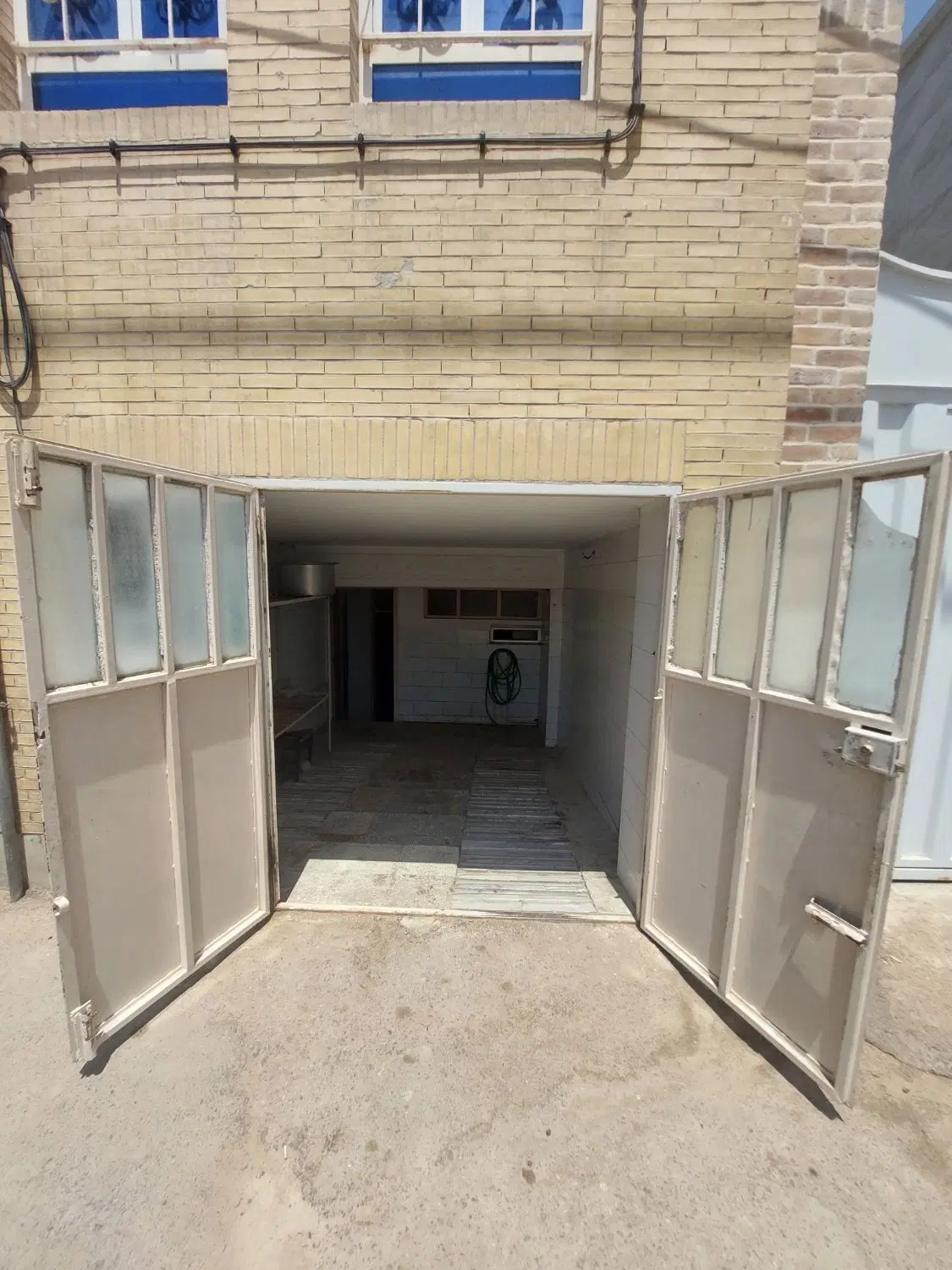 نیم طبقه ی خواب وپارکینگ دارفقط به ۲نفرایرانی
