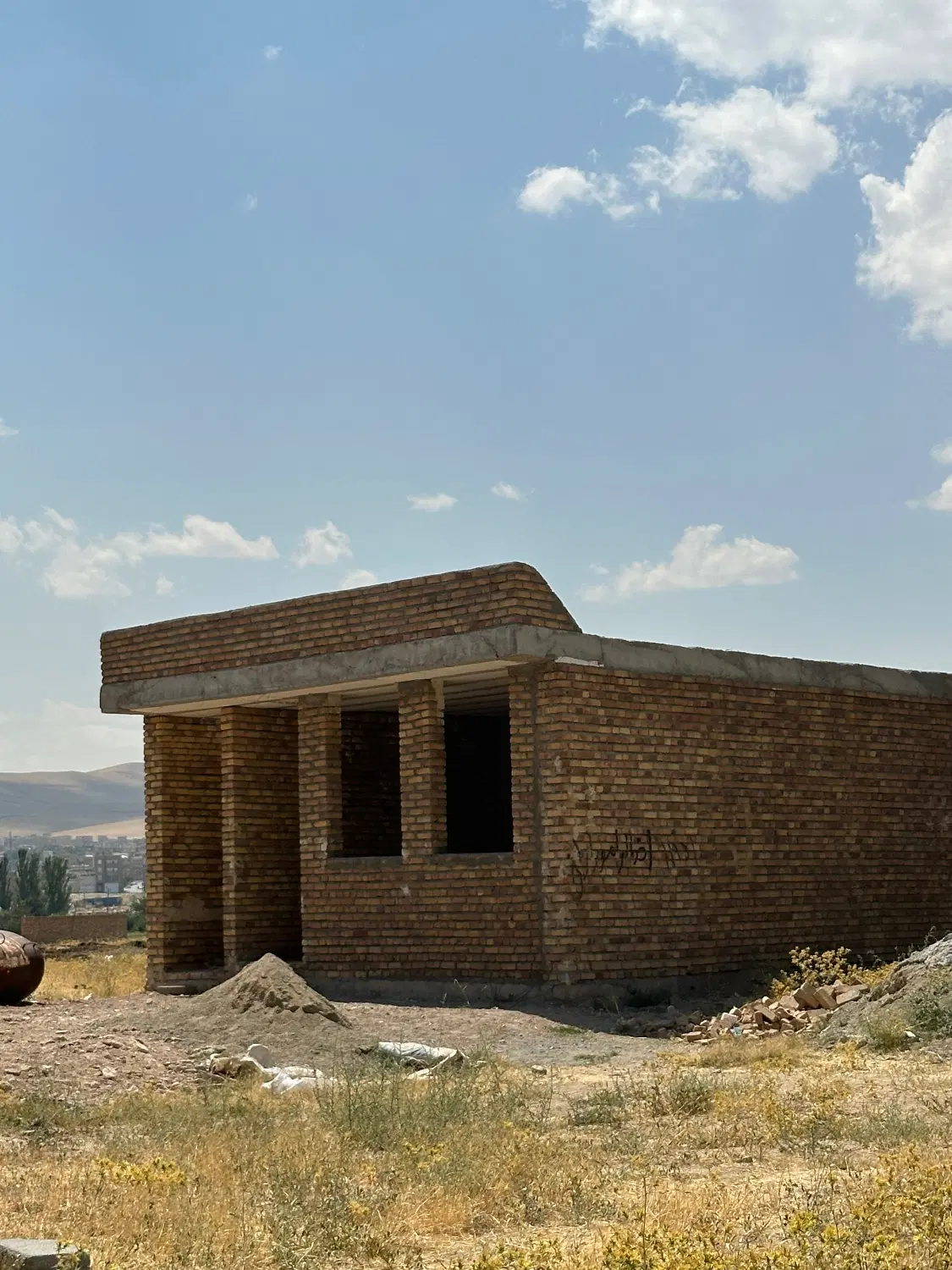 اسکلت نیمه کاره ولنده ۱۳ ابان
