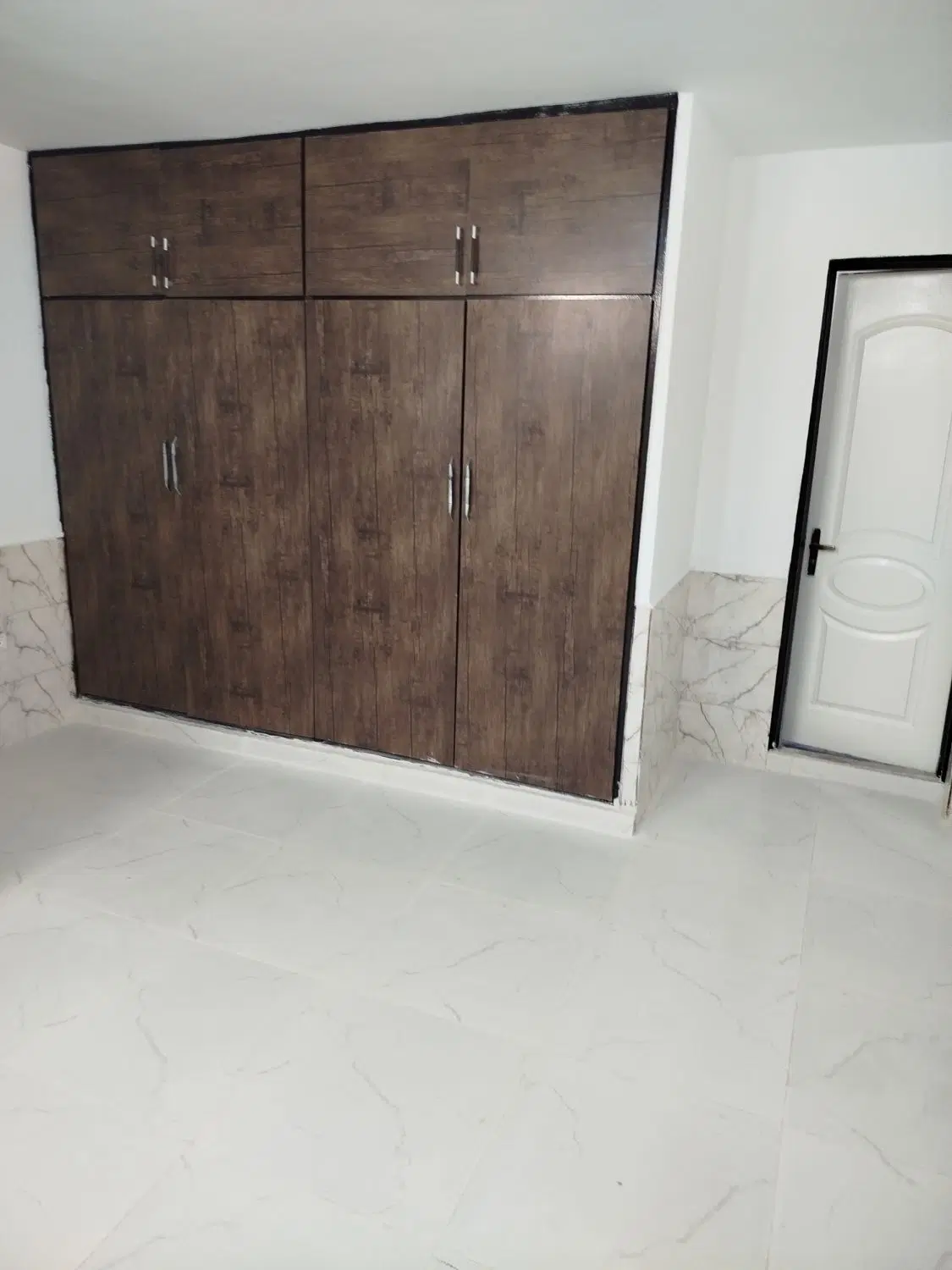 یک واحدزیرهمکف دارای آب برق گاز راه جدا