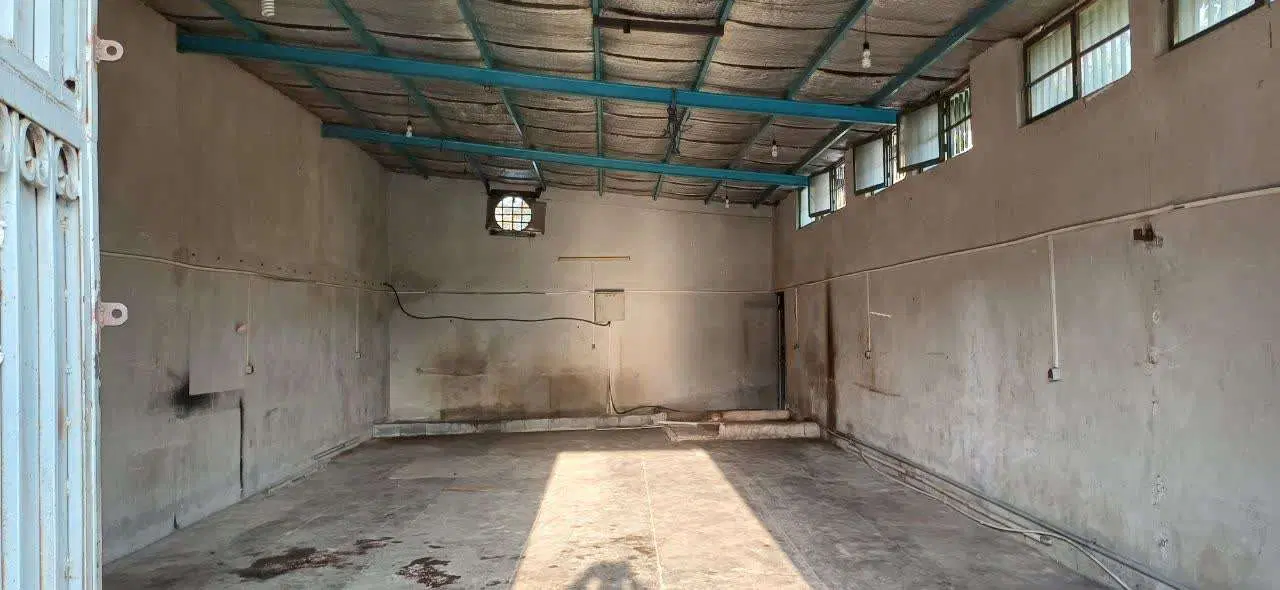 کارگاه ۱۱۰ متری با حیاط ۳۰ متری و اتاق اداری
