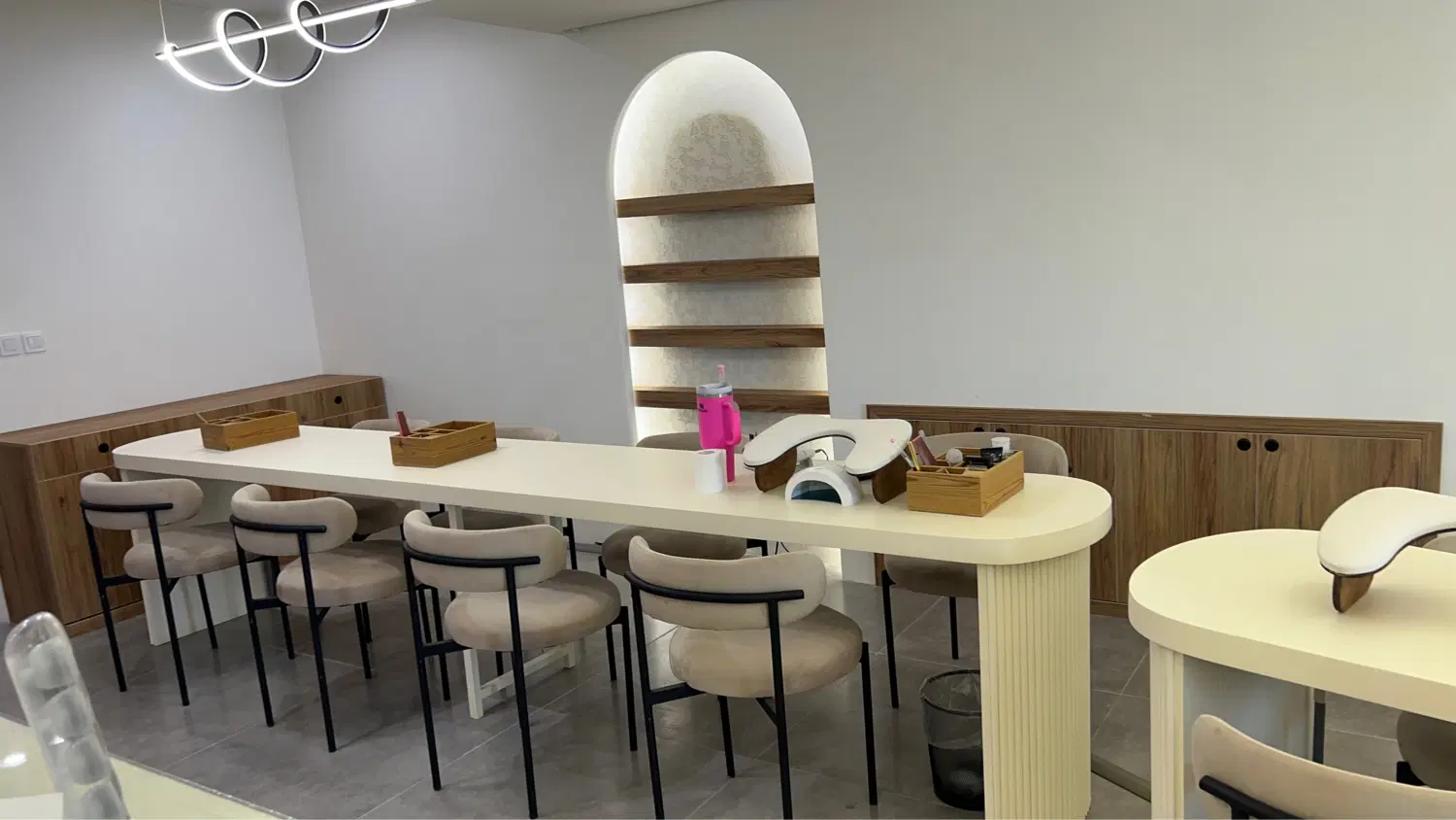 اجاره میز ناخن به تیم حرفه ایی ناخنکار