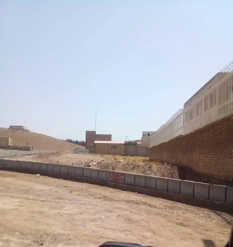 ۴۰۰ متر زمین در موقعیت استثنایی شهر توریستی بیستون