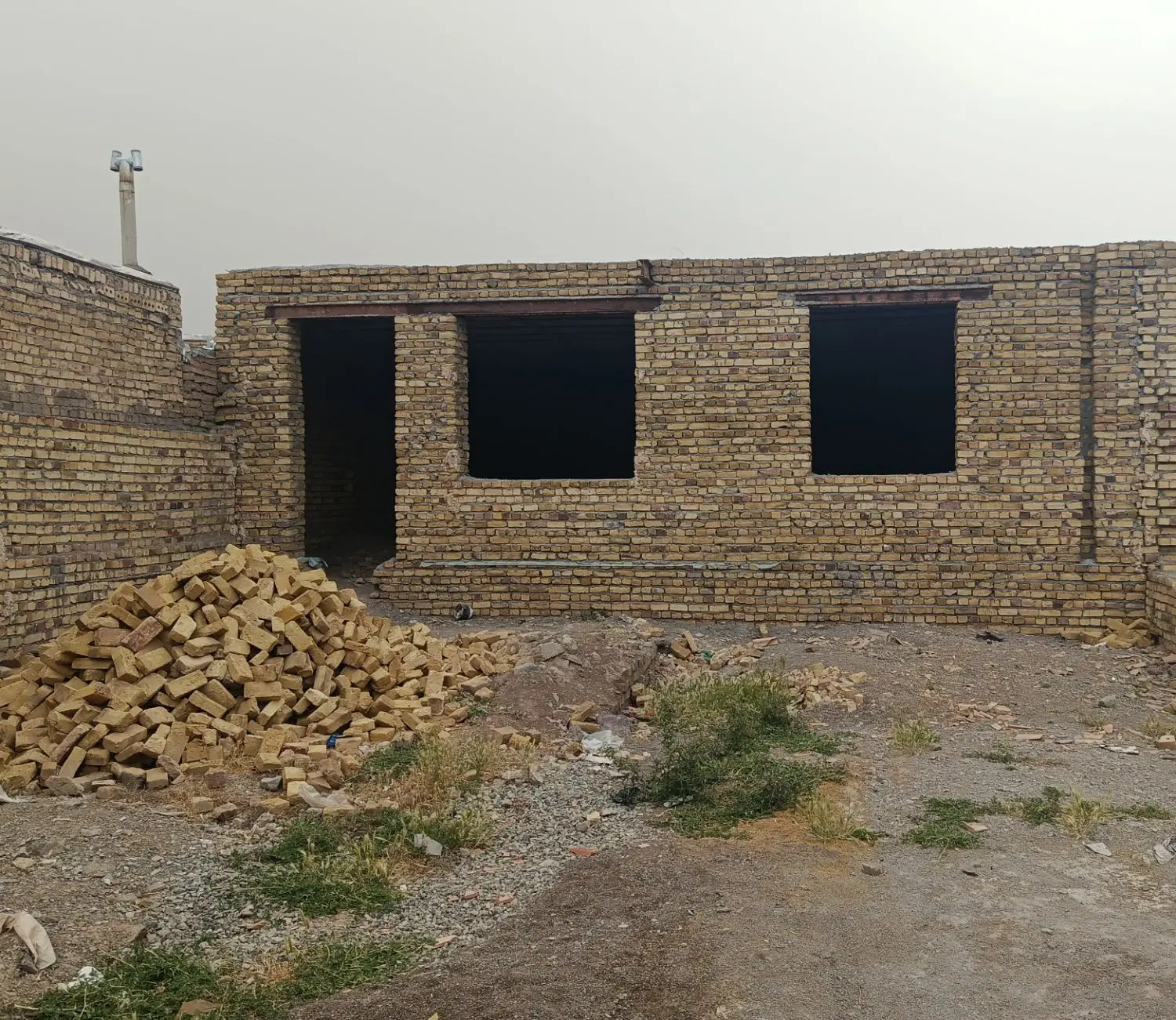 خانه نیمه ساز حاجیار
