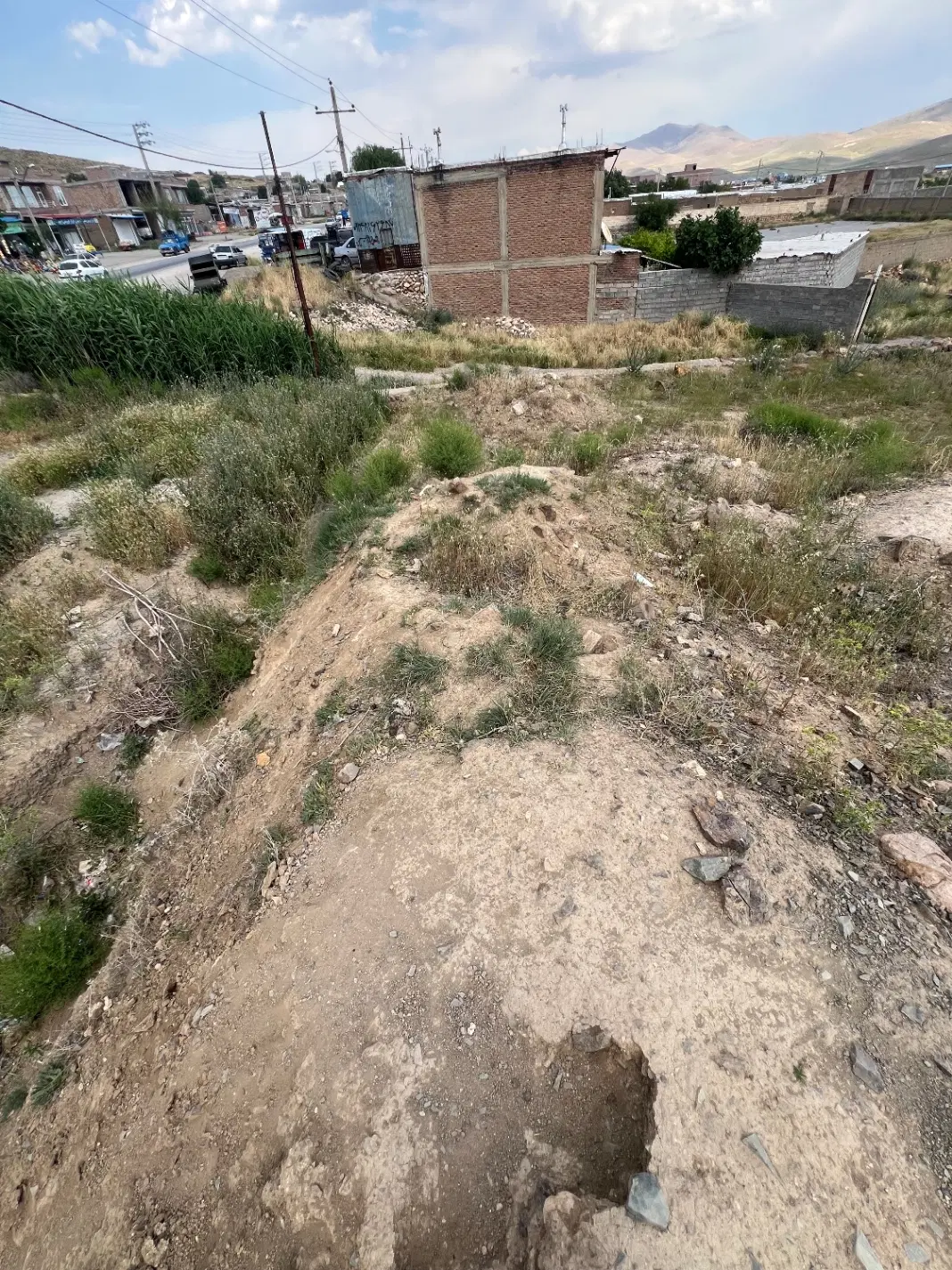 زمین تجاری دارای آب برق گاز روی جاده اصلی