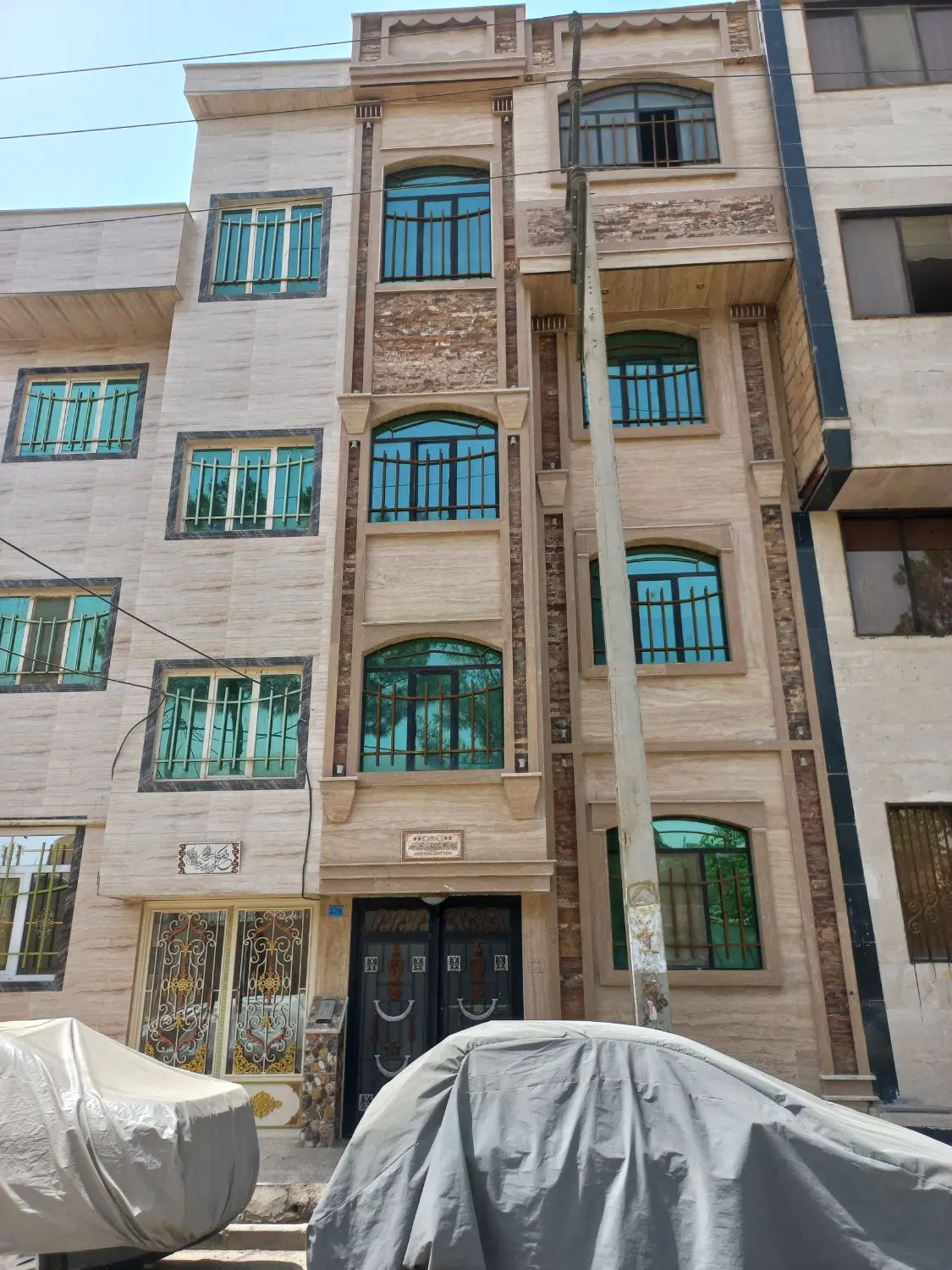 ملکی در سه  نیم طبقه