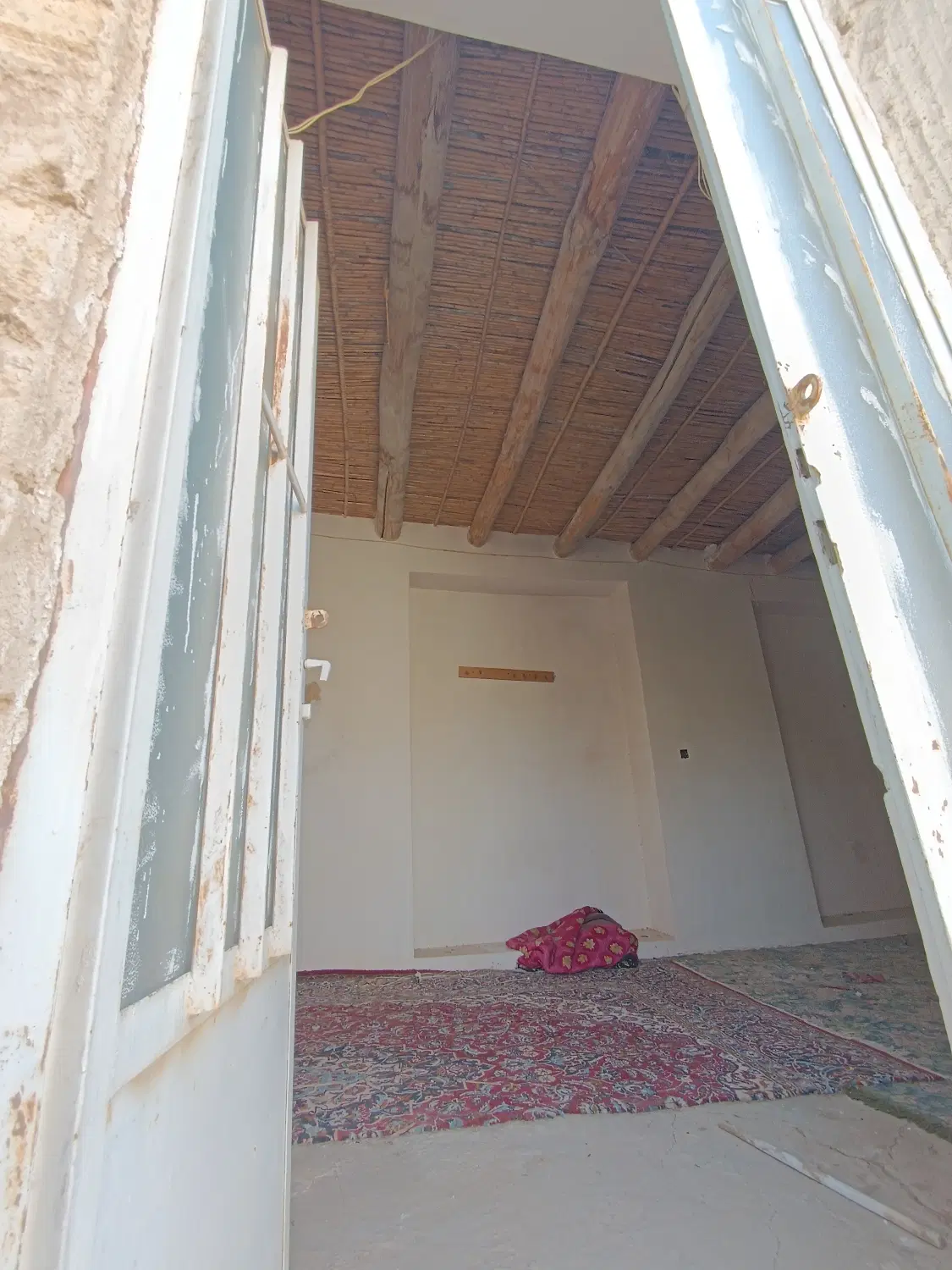 خانه قدیمی با حیاط مشجر