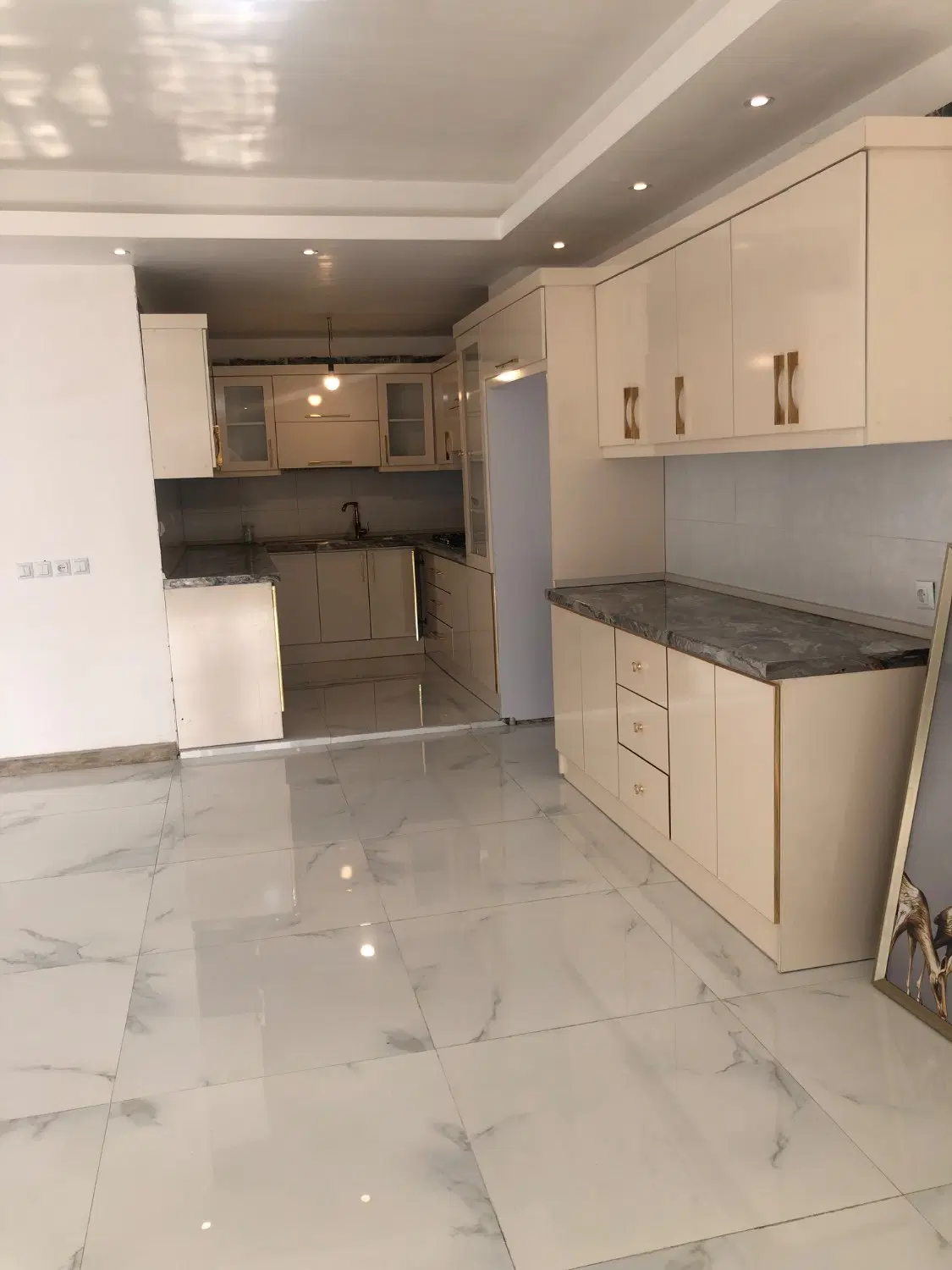 رهن یک واحد آپارتمان فول امکانات در کریم آباد